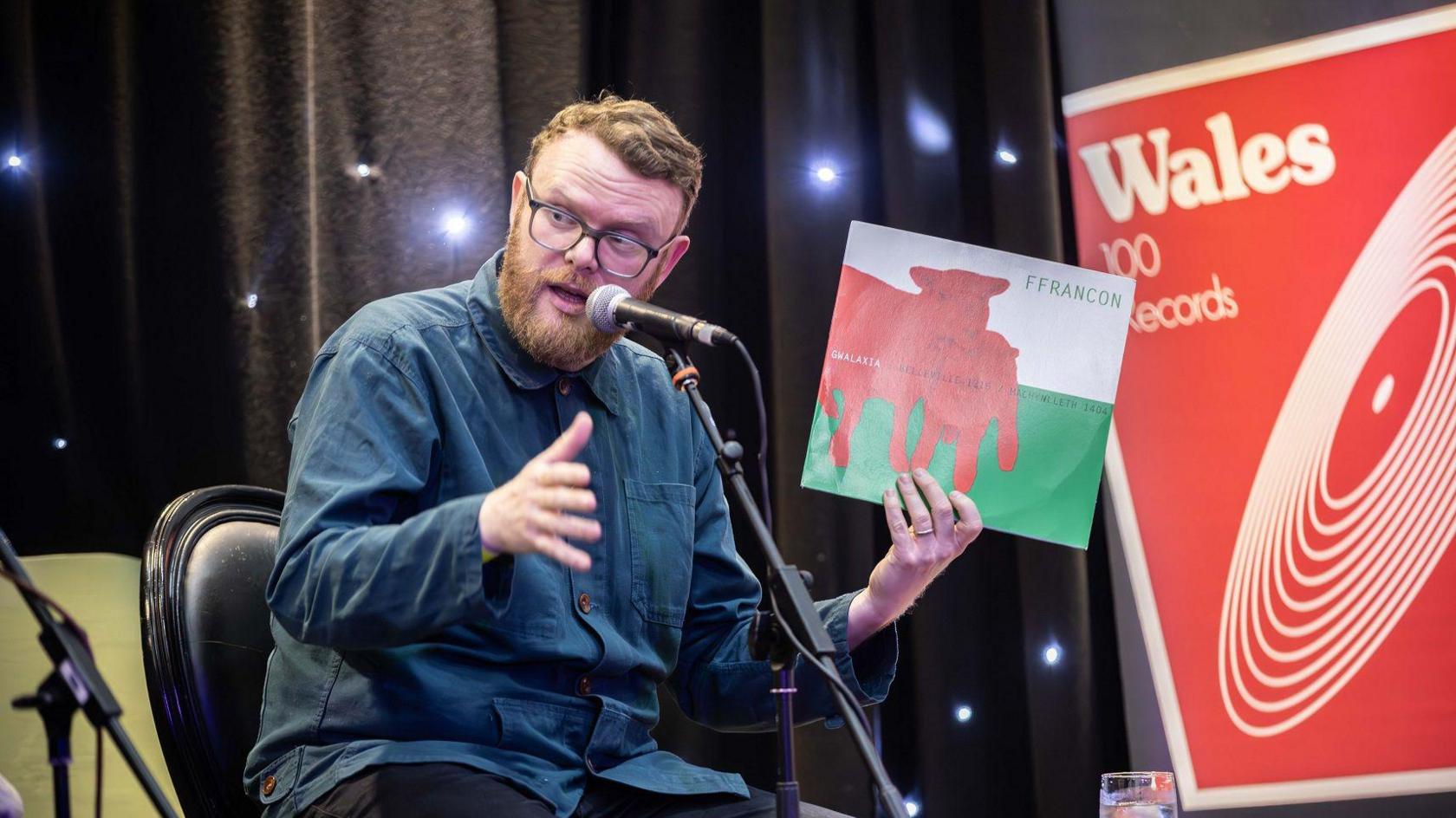 Huw Stephens yn trafod ei lyfr Wales: 100 Records yn yr Hen Lys