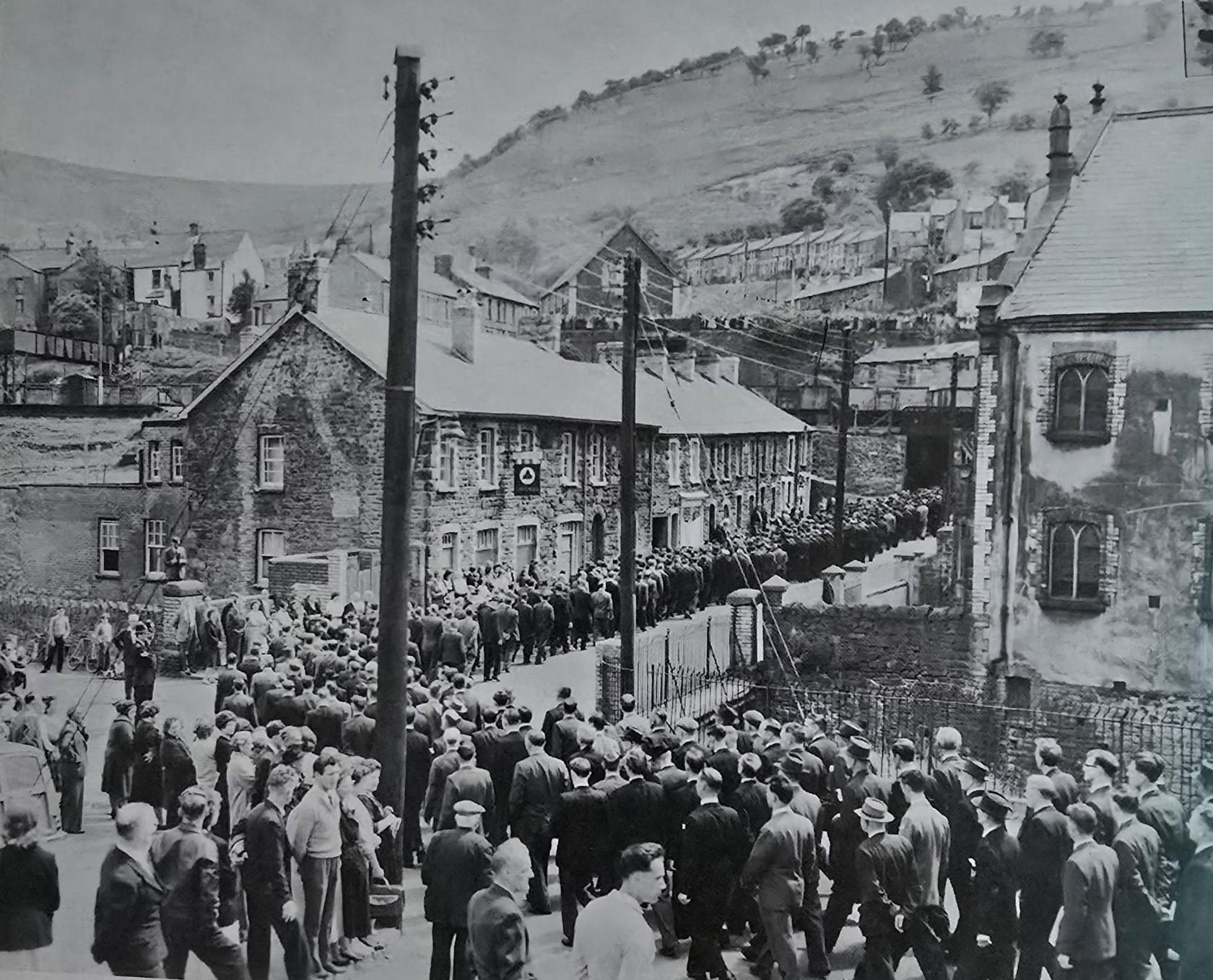 Cymuned Abertyleri yn cefnogi ei gilydd i gladdu'r glowyr