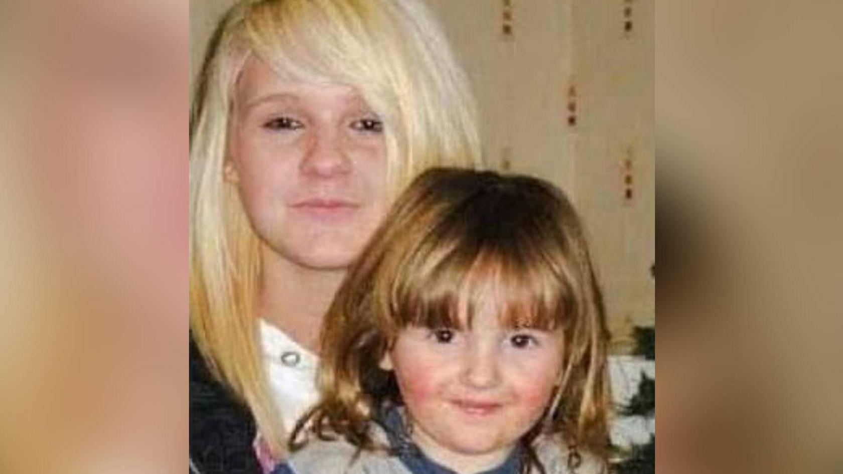 April Jones (ar flaen y llun) gyda'i chwaer mawr Hazel Jones y tu ol iddi.