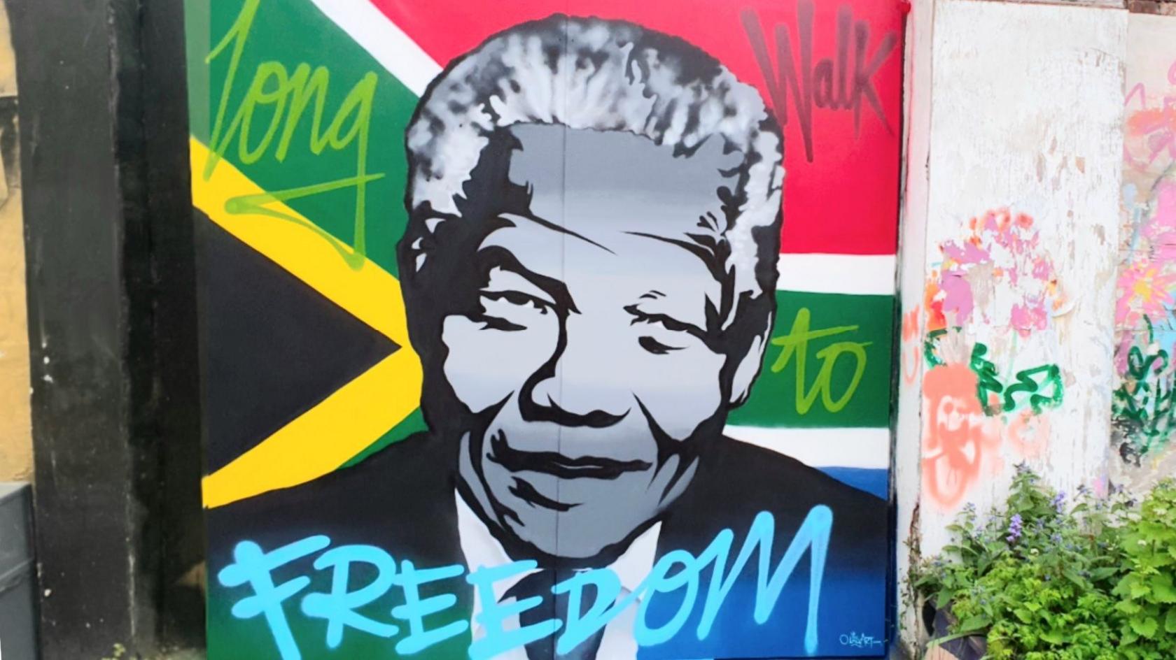 A painted mural of Nelson Mandela 