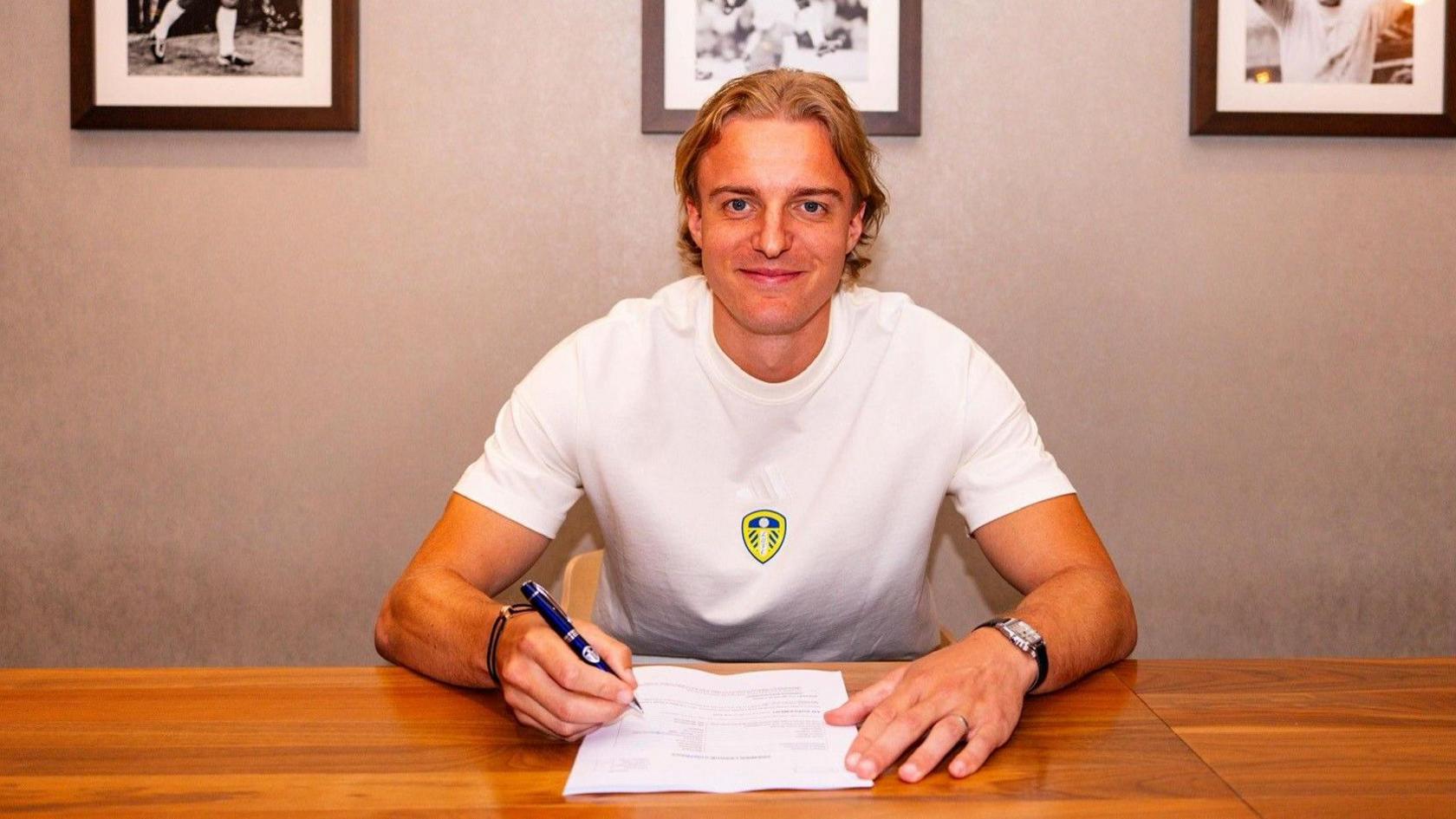 Sebastiaan Bornauw pictured signing a contract