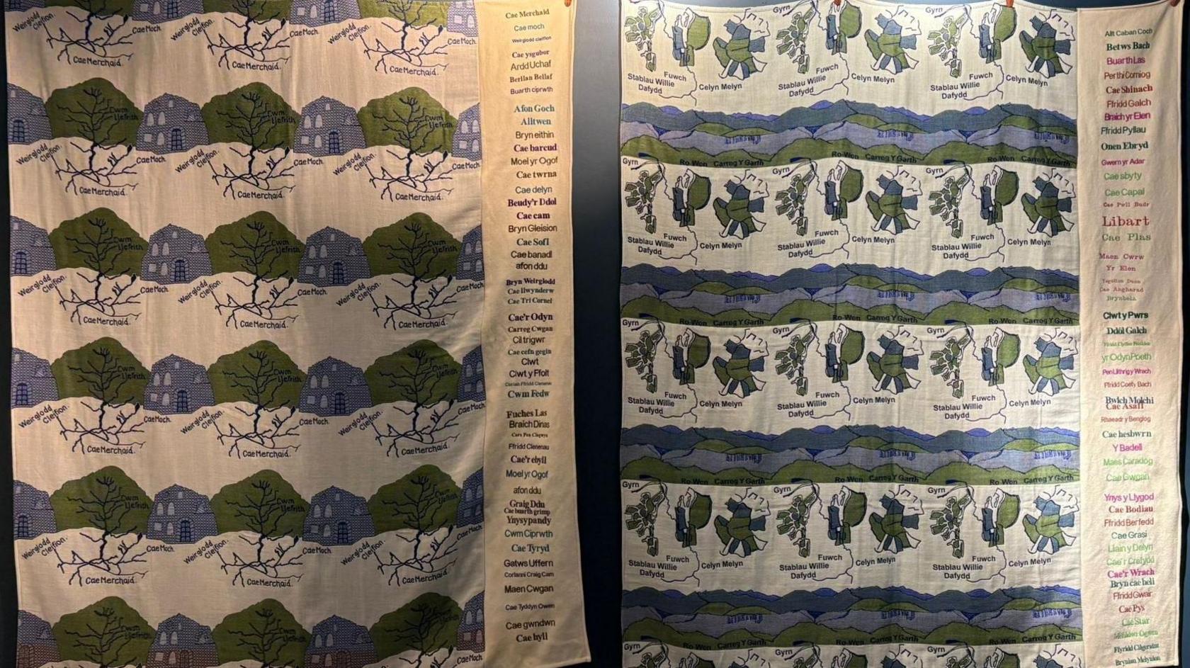 Dwy o'r pum carthen wlan yn hongian yn yr oriel wrth ymyl ei gilydd.