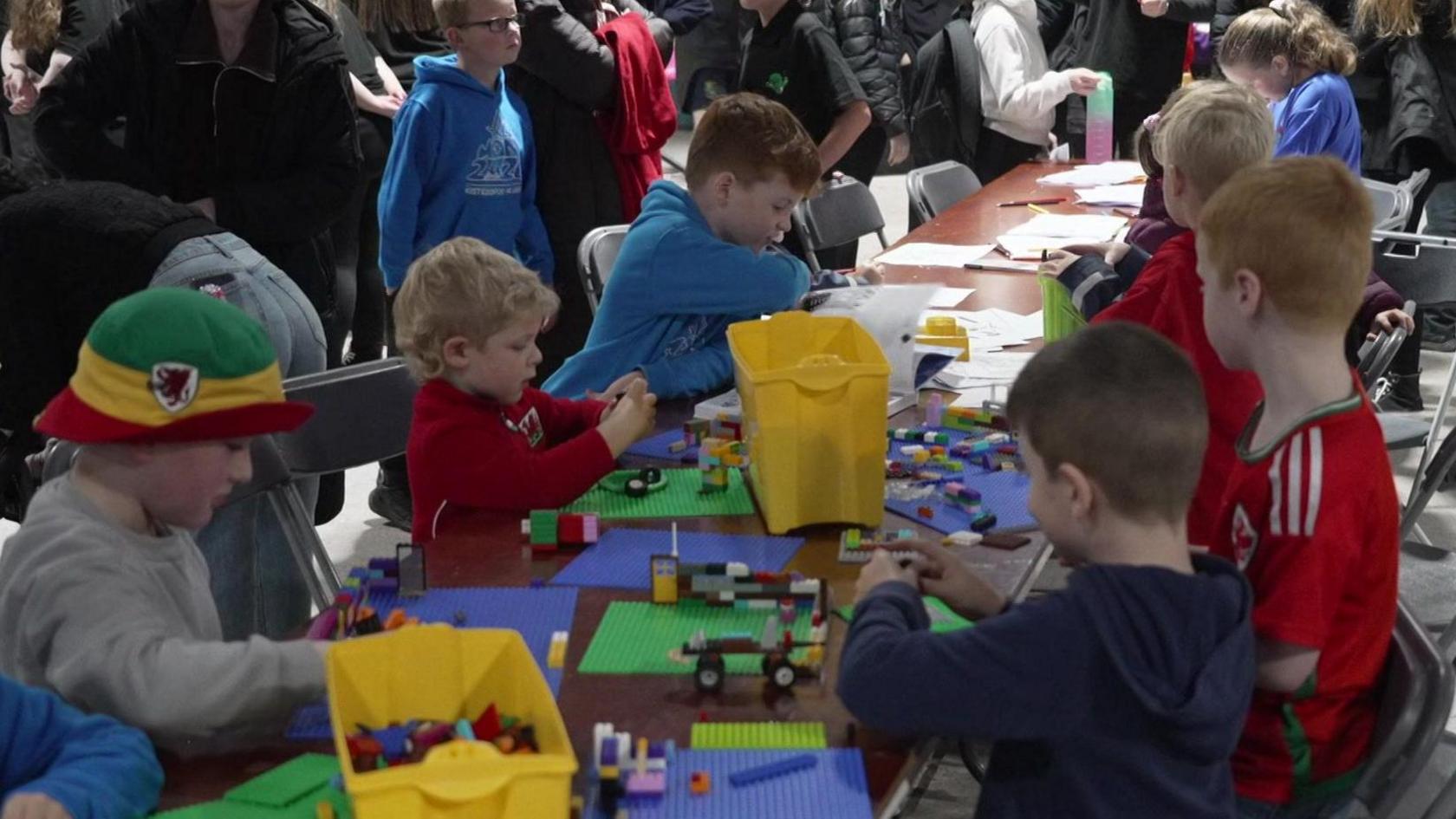 Plant yn chwarae gyda lego