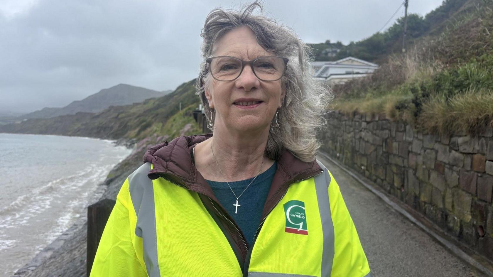Y cynghorydd June Jones