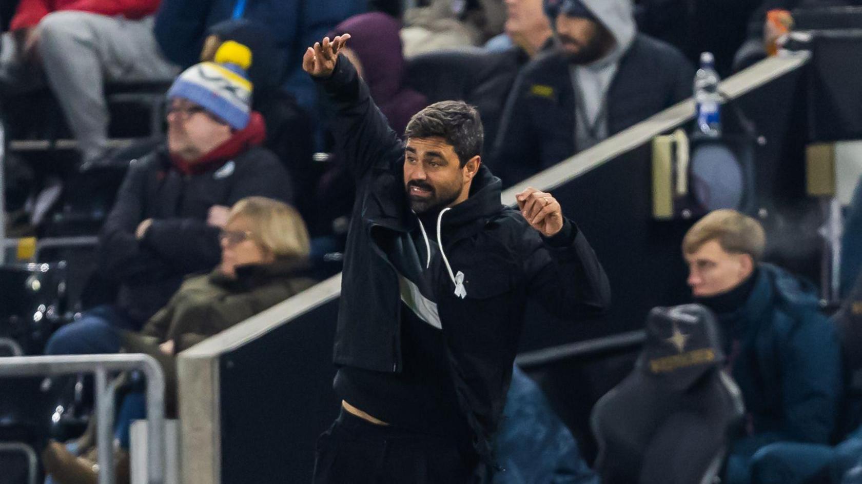 Vitor Matos on the touchline 