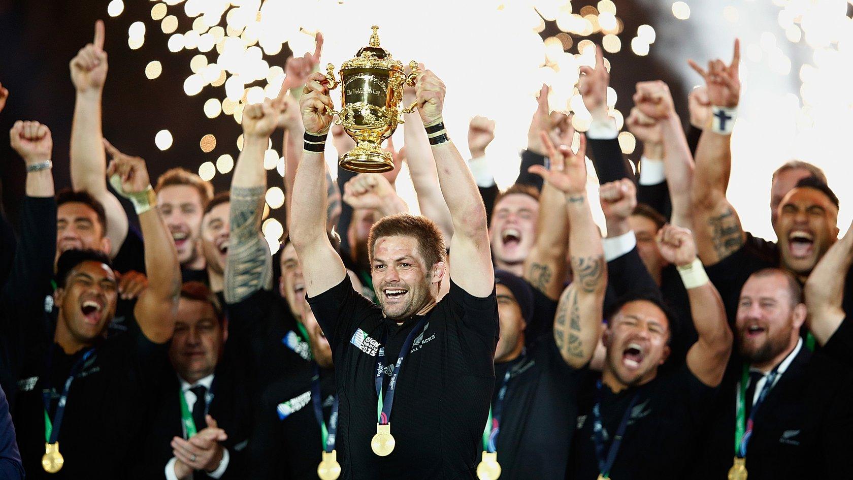 Richie McCaw lifts the Rugby World Cup