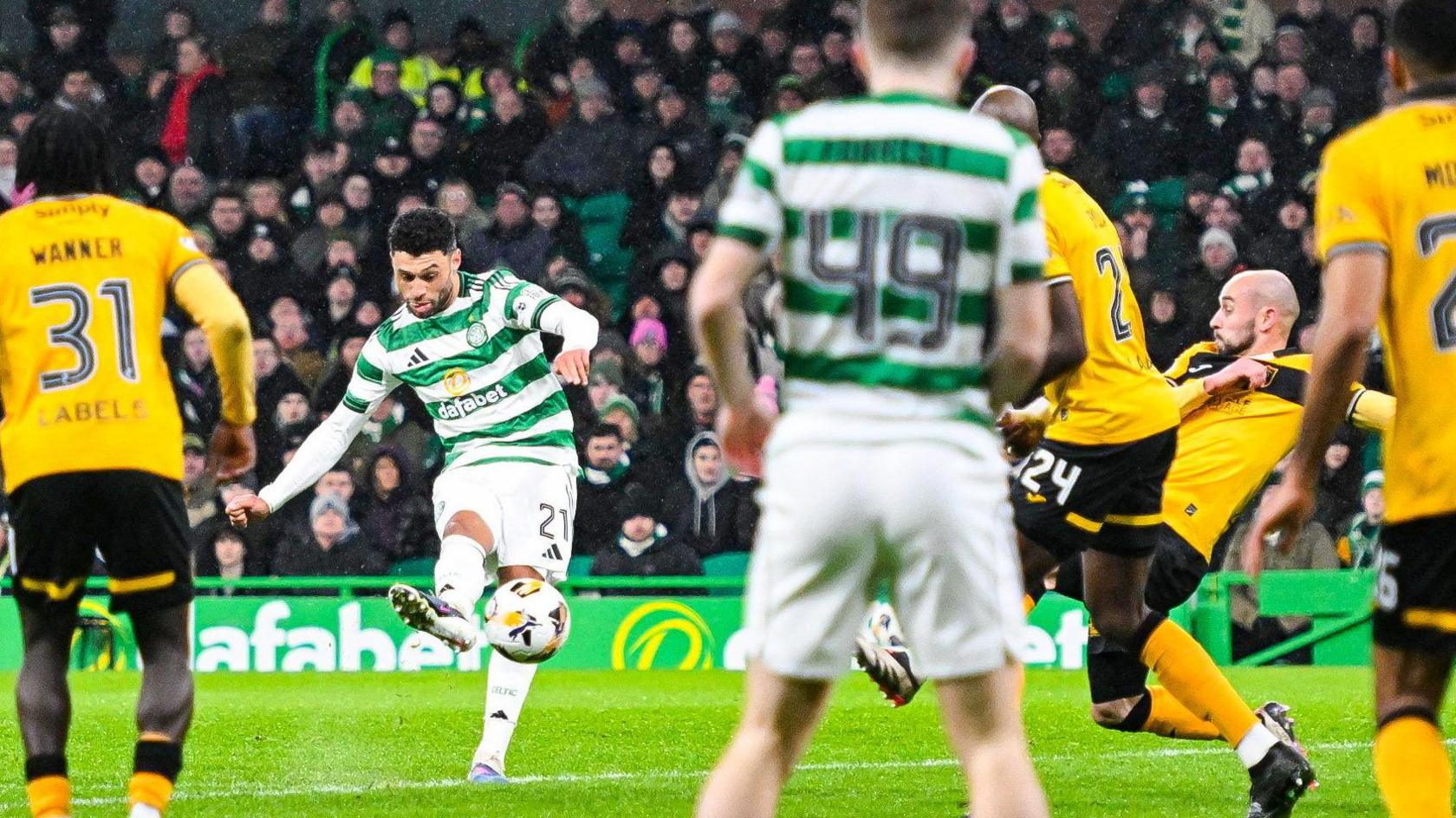 Alex Oxlade-Chamberlain shoot for Celtic against Livingston