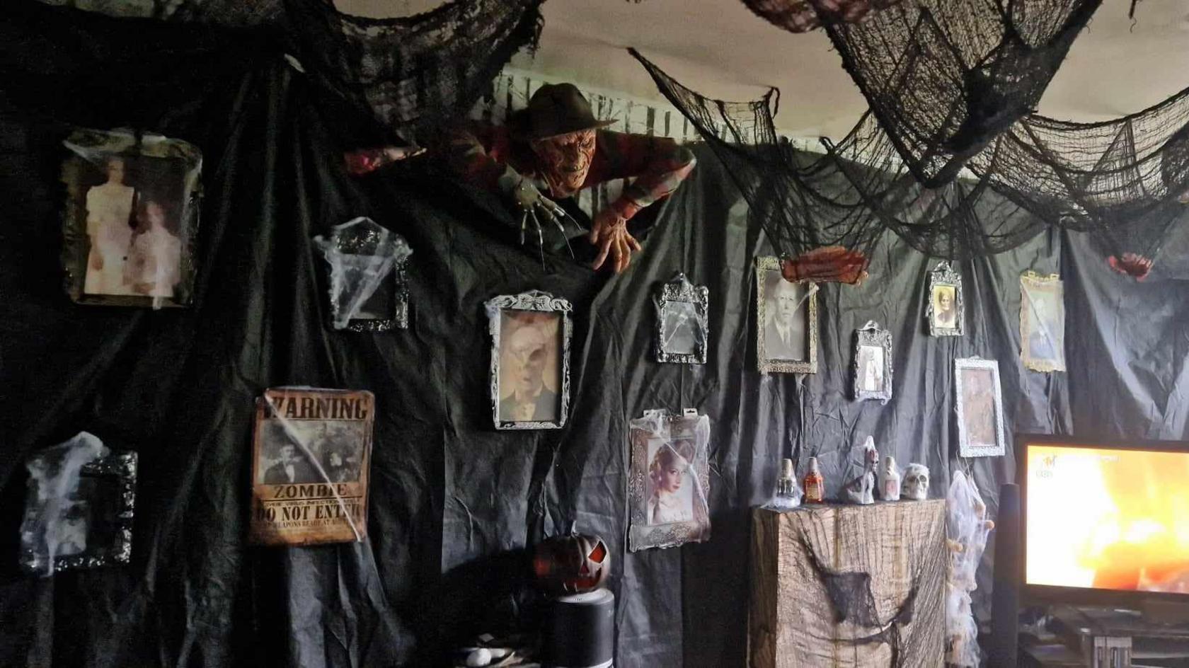 A front room decorated with Halloween props