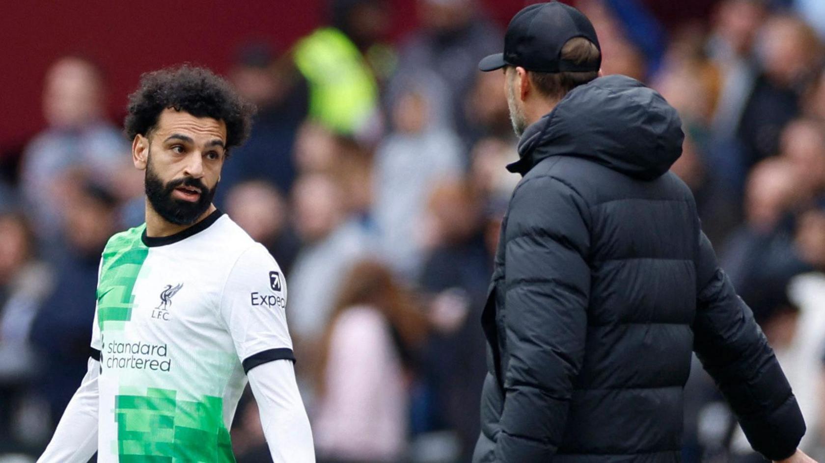 Mohamed Salah and Jurgen Klopp talk on the touchline against West Ham