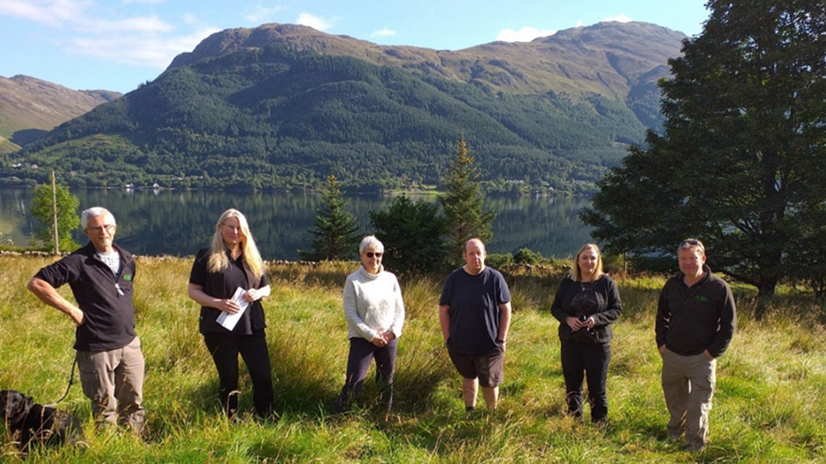 Riochdairean bho Choilltearachd is Fearann Alba ri taobh Maggie Byrne aig Urras Coimhearsnachd a' Chaoil is Loch Aillse, Dòmhnall Mac an Tòisich aig Comhairle Coimhearsnachd Loch Dubhthaich, agus Morven Taylor aig Urras Taigheadas nan Coimhearsnachdan air turas dhan làraich aig Sàraig a th' air ùr-cheannach 