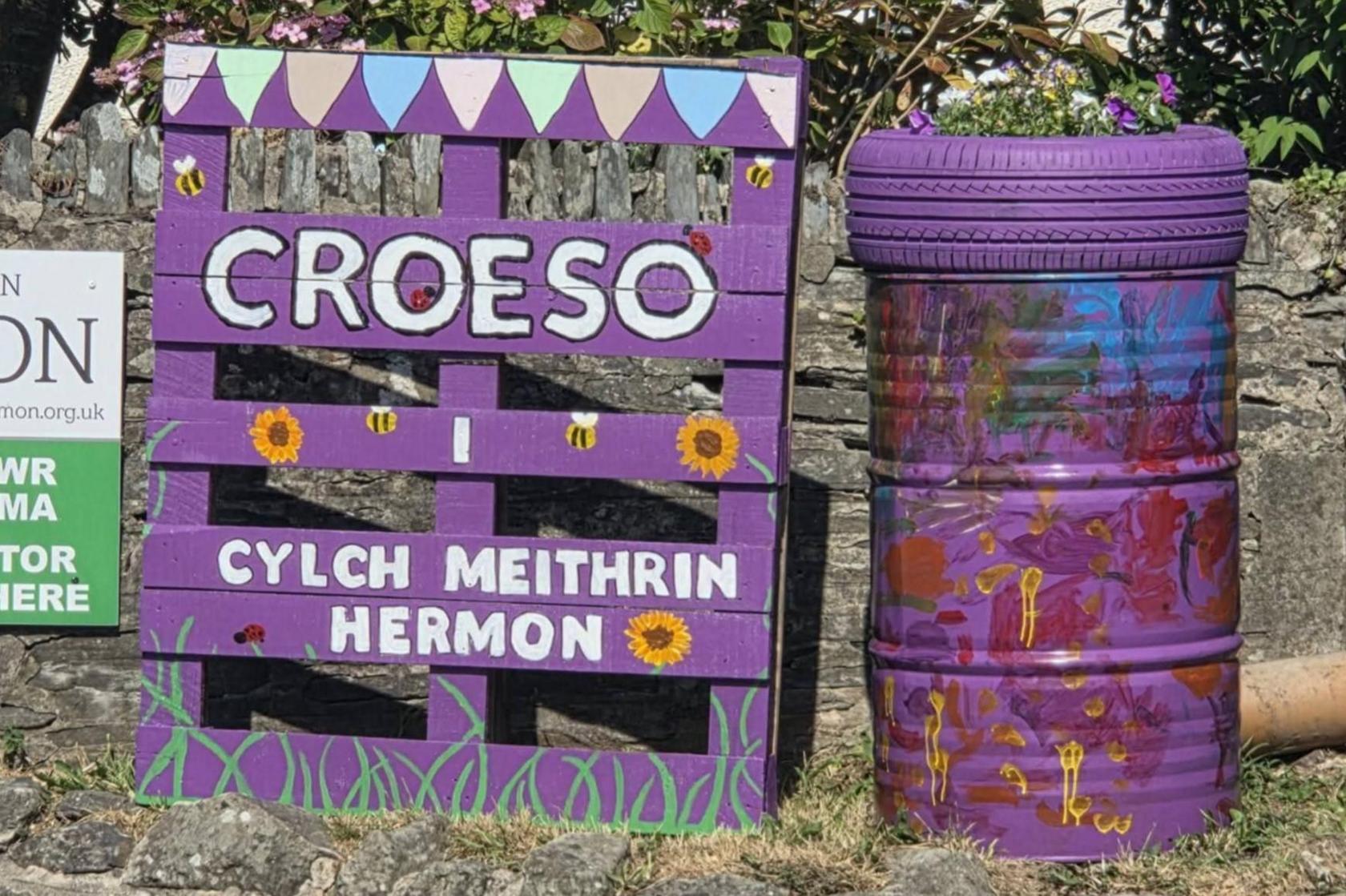 Mae plan bach cylch meithrin Hermon wedi bod wrth eu boddau'n peintio er mwyn croesawu eisteddodwyr hen ac ifanc i'w bro