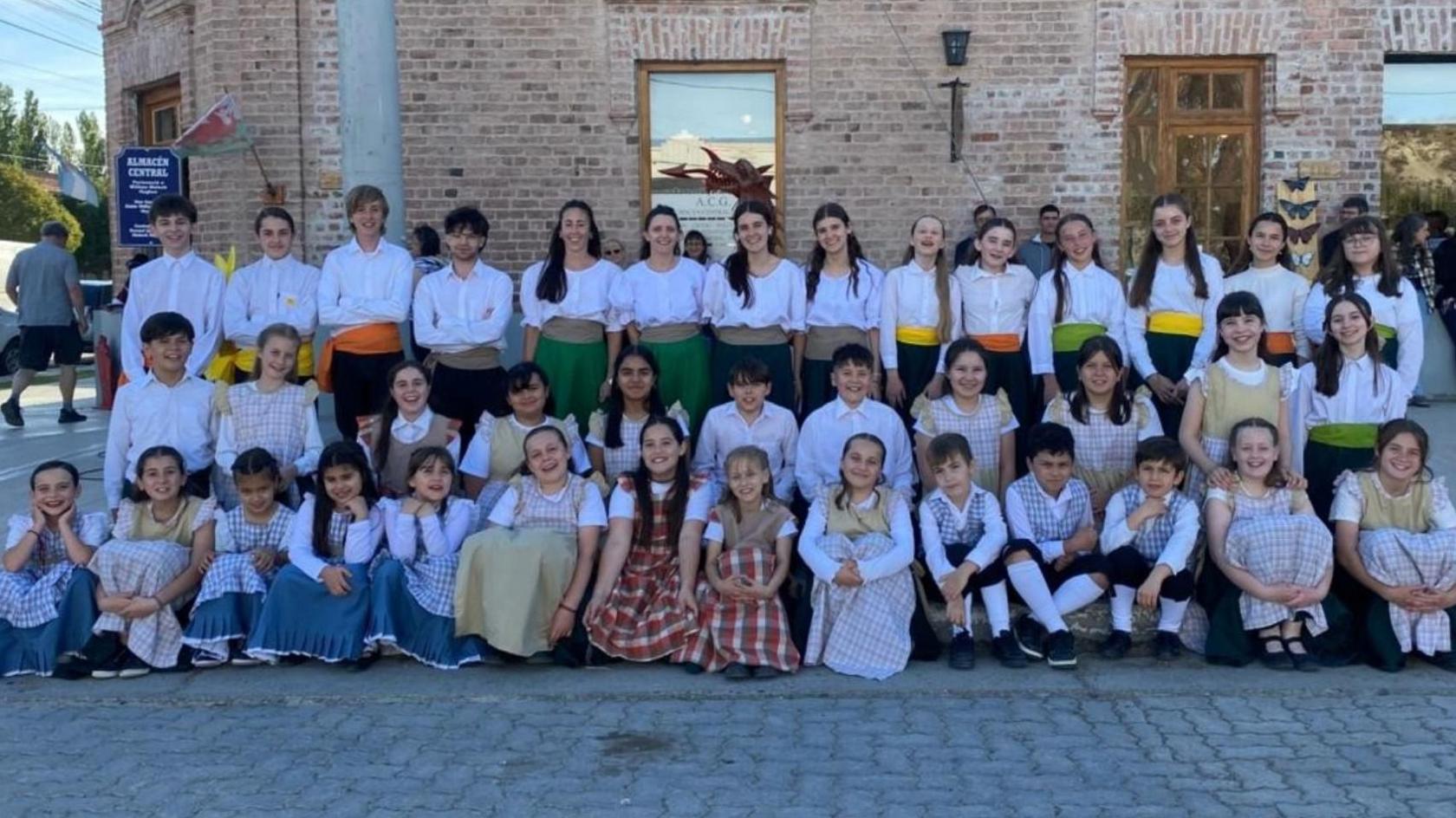 Grŵp dawnsio gwerin Ysgol Gerdd y Gaiman