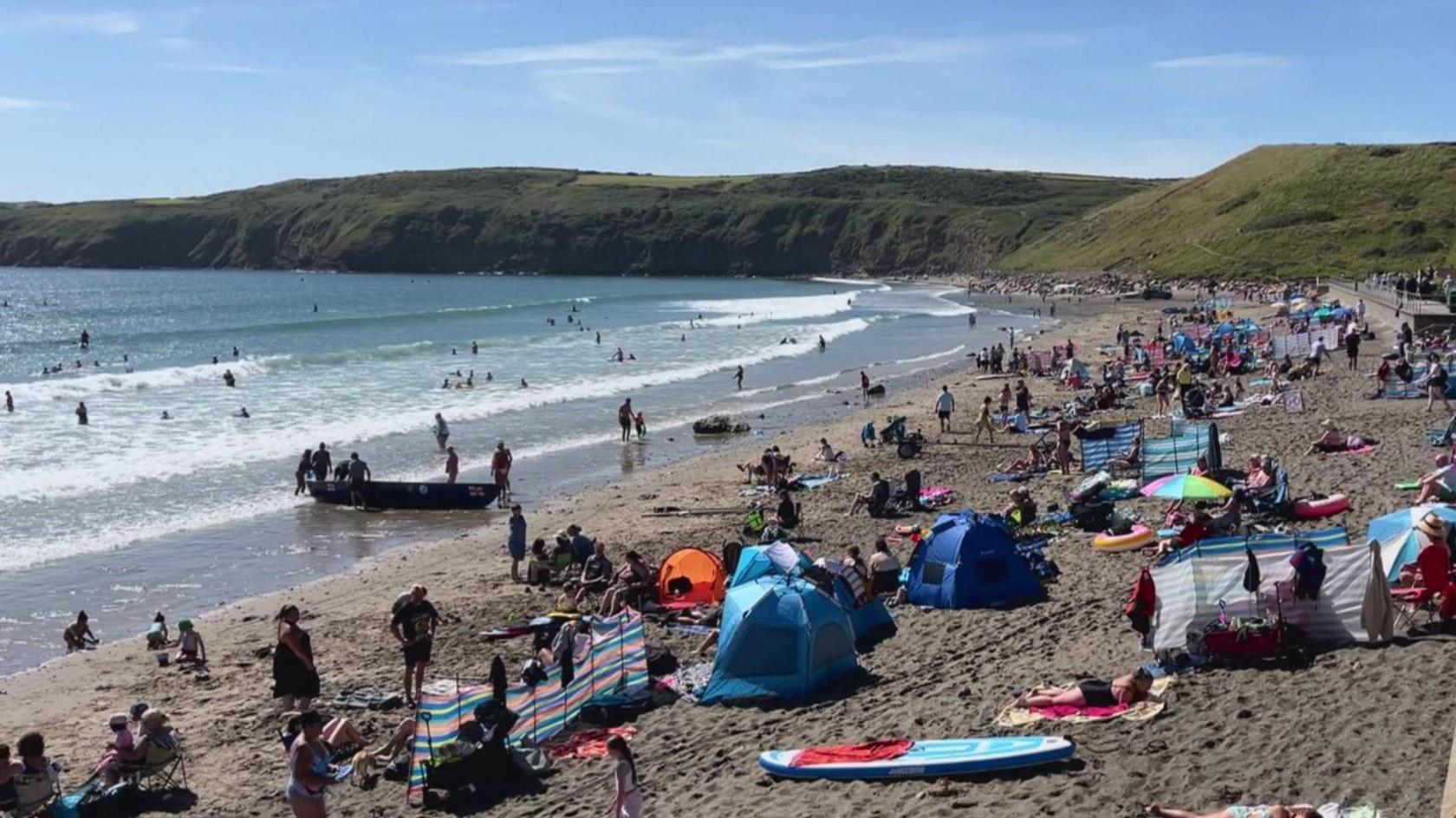 Traeth Aberdaron yn brysur