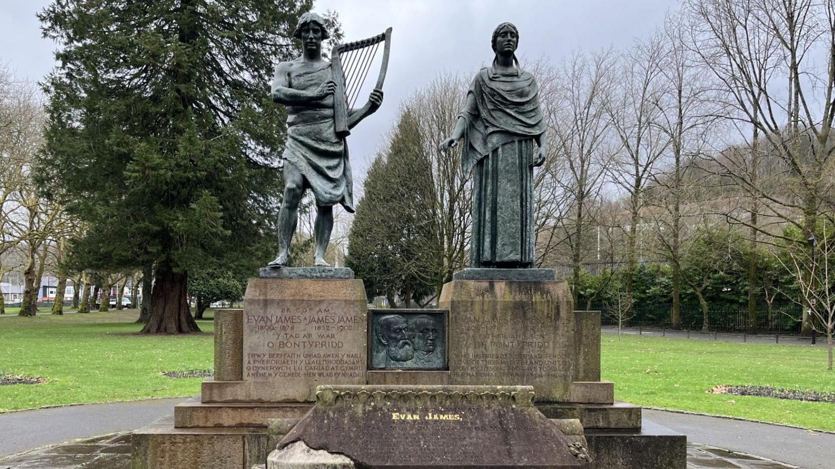 Cofeb i Evan James a James James, awduron Hen Wlad fy Nhadau, ym Mharc Ynysangharad, Pontypridd