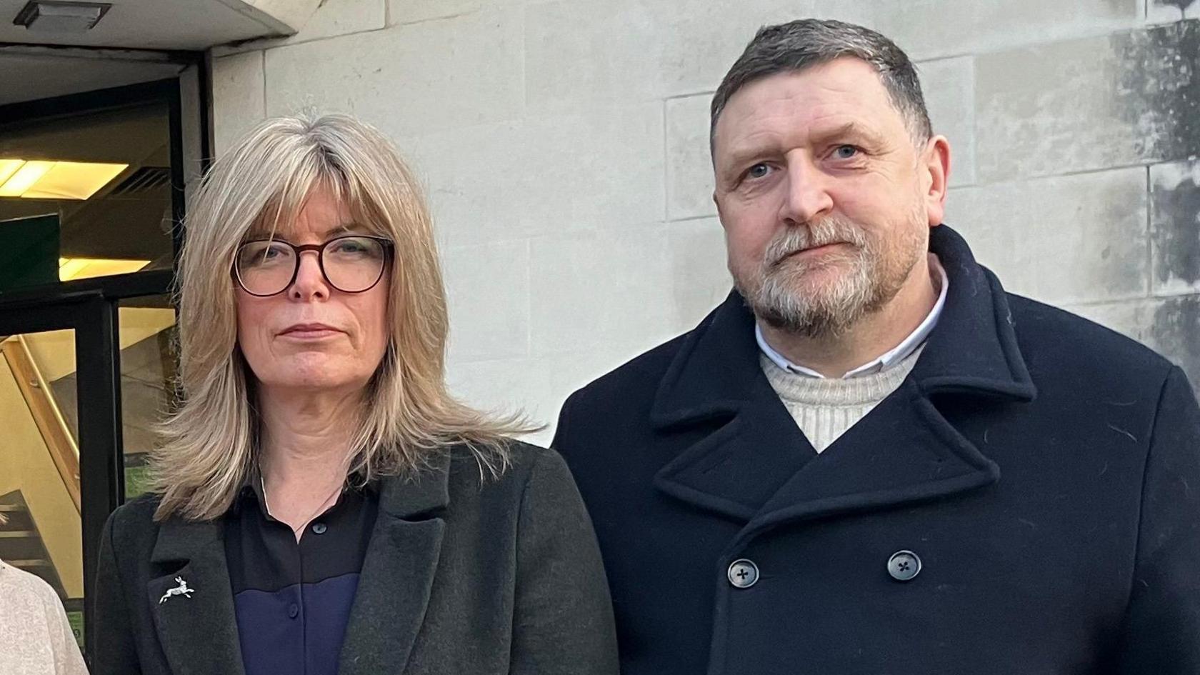 John Hopkin, 54, sydd hefyd yn athro yn Ysgol Dyffryn Aman, gyda'i wraig Liz tu allan i Llys y Goron Abertawe fis Chwefror