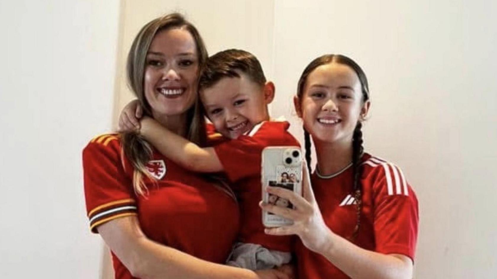 Rhiana Mair a'i phlant Oisín Rhys ac Anía Mair