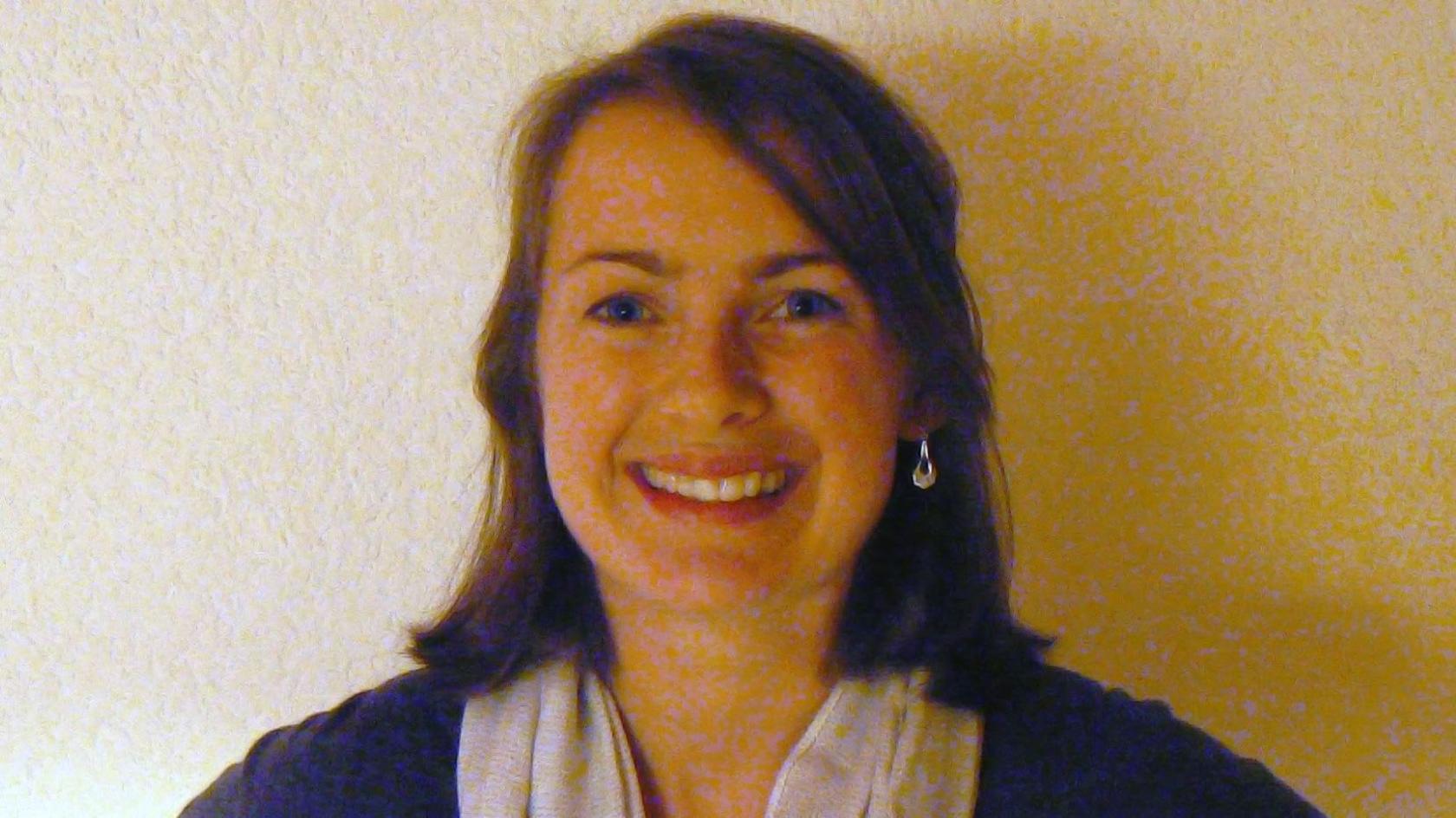 Elisabeth-Jane Ross looking straight at the camera and smiling.