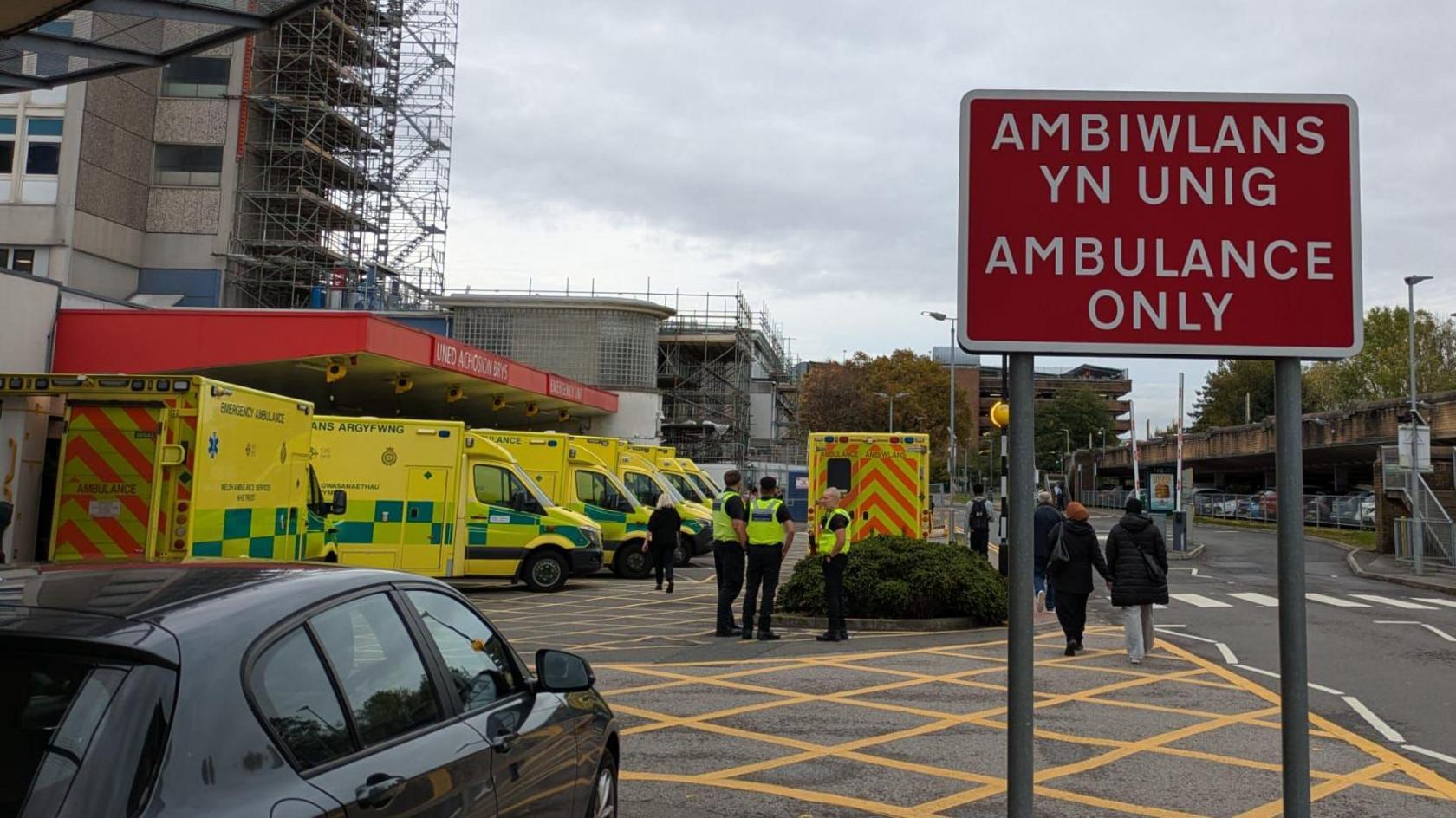 Rhesi o ambiwlansys yn ciwio tu allan i uned frys Ysbyty Athrofaol Cymru yng Nghaerdydd.