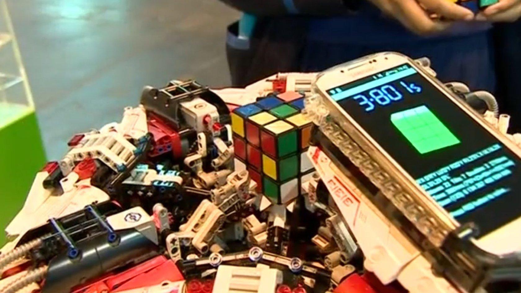 Robot solving Rubik's Cube