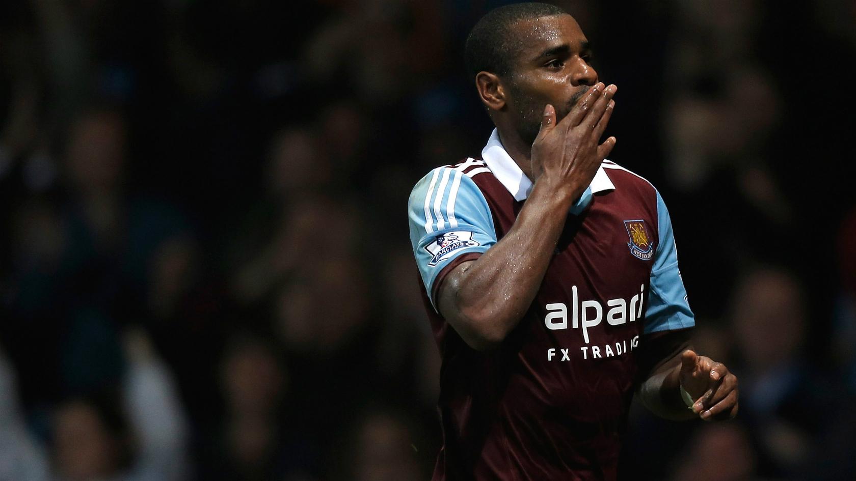 Ricardo Vaz Te celebrates after scoring for West Ham United