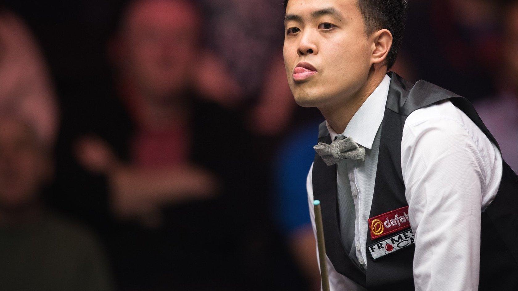 Marco Fu prepares to take a shot