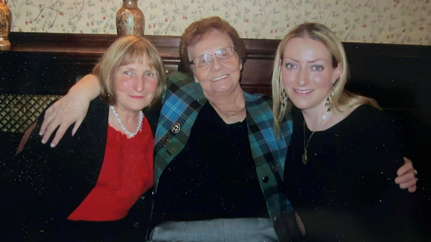 Anne Davies, Chrissie NicEachainn agus Eilidh Davies