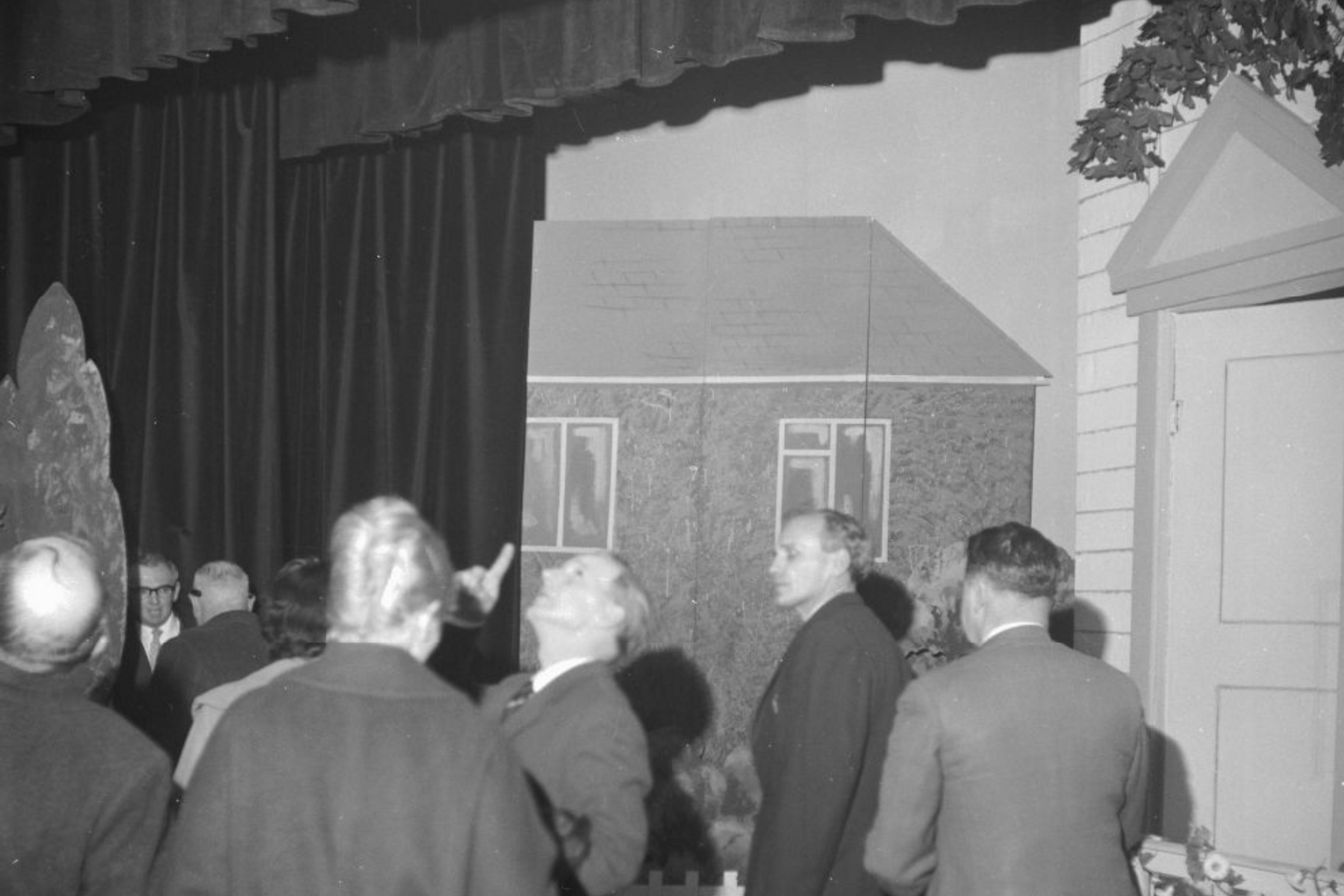 Agoriad swyddogol llwyfan newydd Theatr Fach, Llangefni ar Ragfyr 7 1961. Ac yno i ddogfennu oedd y ffotograffydd Geoff Charles