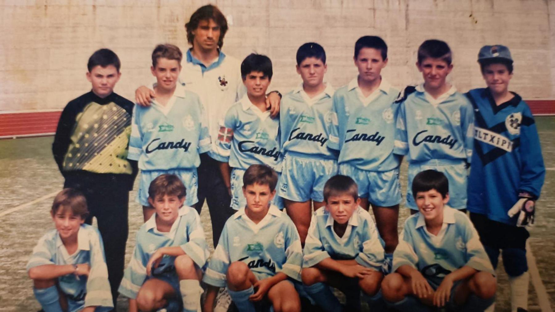 Iraola is bottom right and Arteta is in the middle with the coach Roberto Montiel's hand on his shoulder in their youth team at Antiguoko 