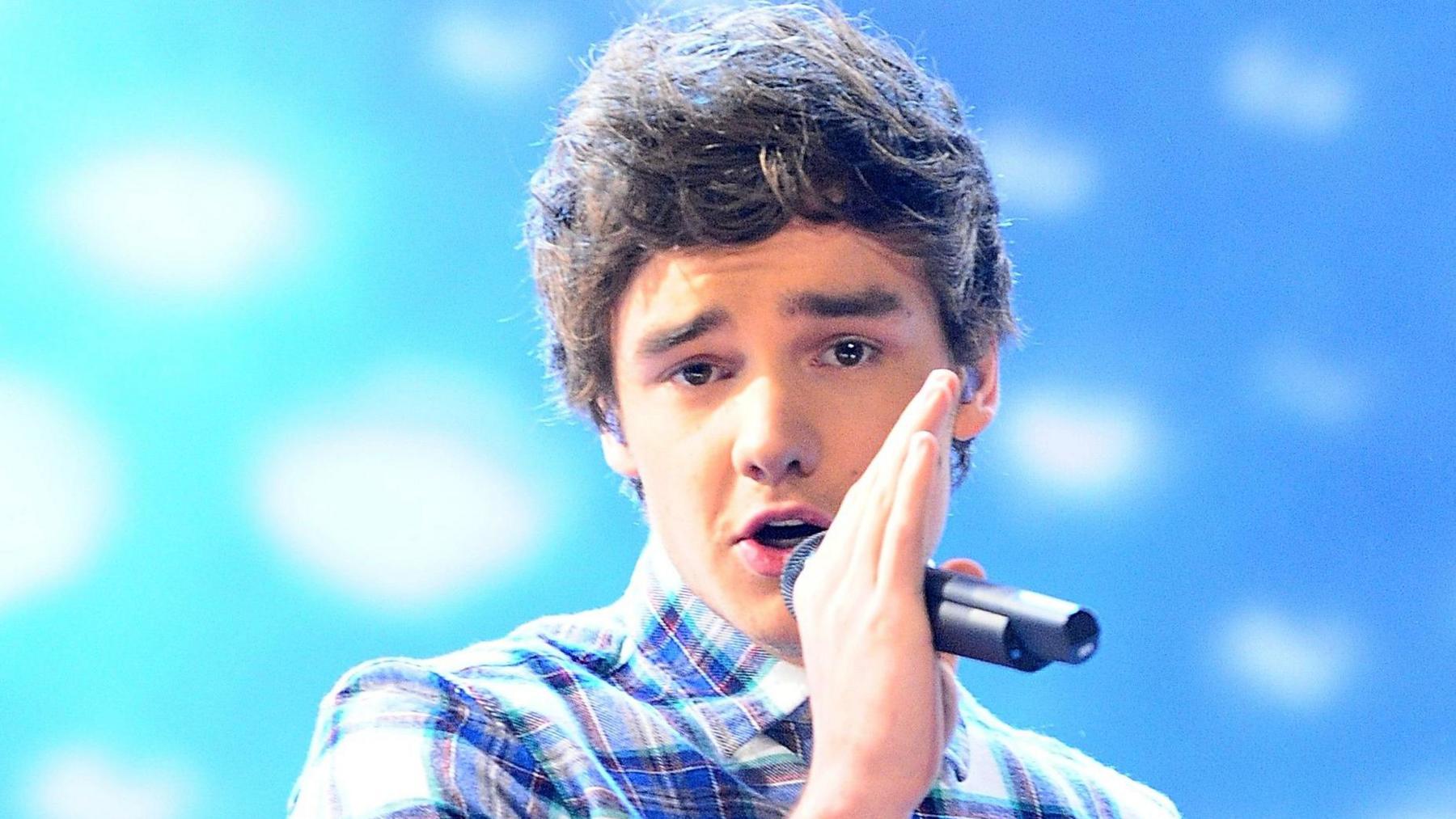 Liam Payne singing on TV in 2011