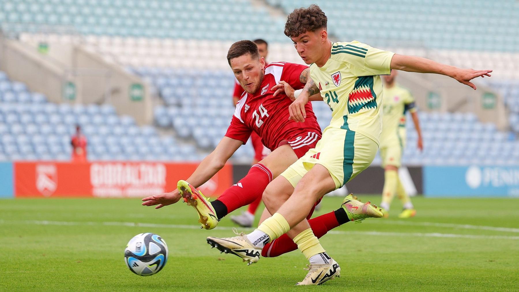 Wales' Lewis Koumas shoots