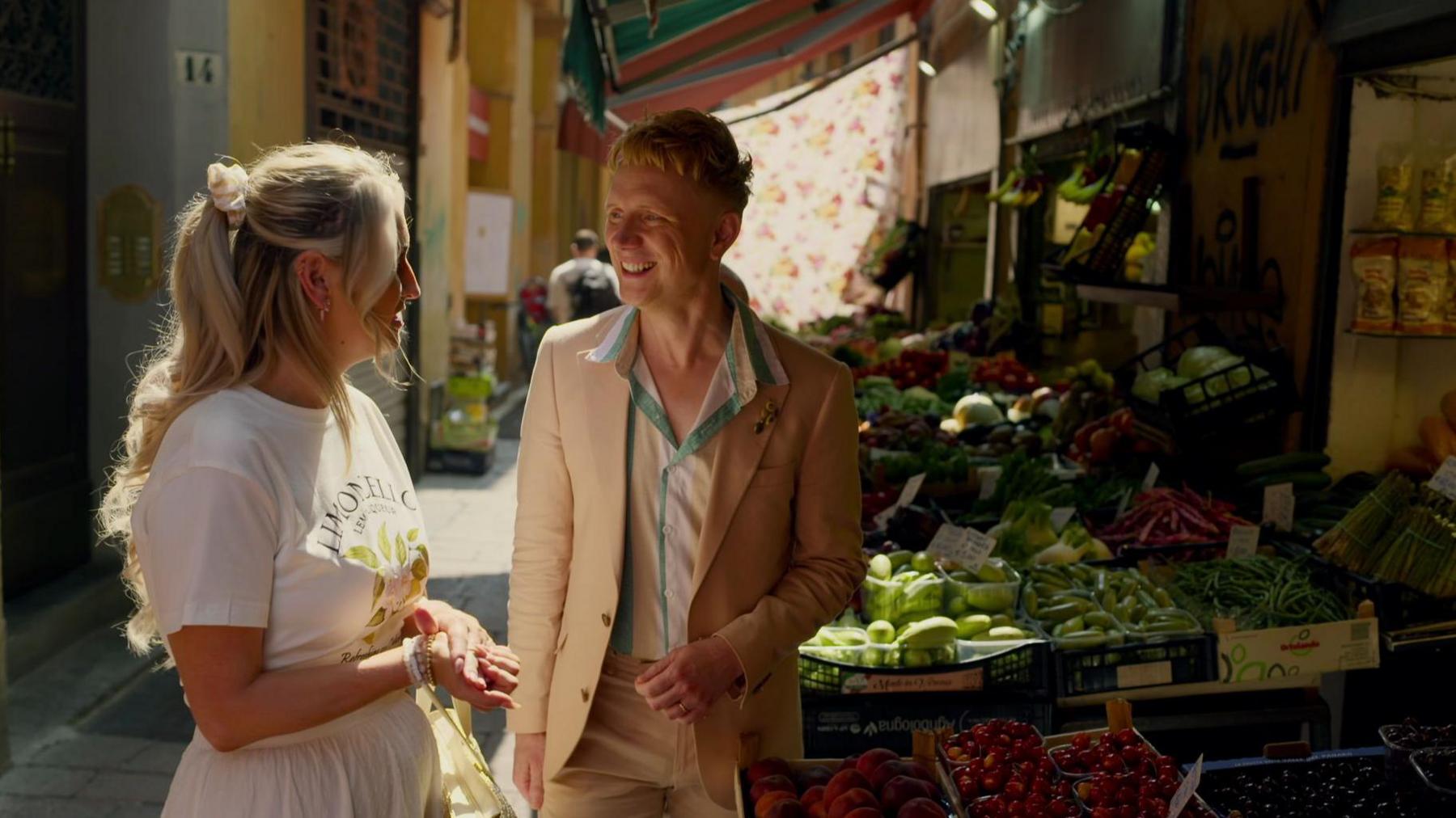 Colleen ac Owain yn edmygu'r cynnyrch ffres