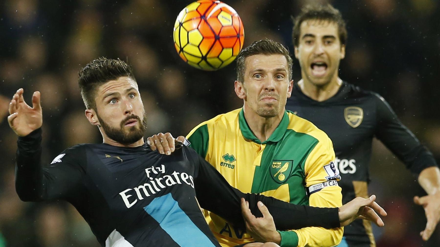 Olivier Giroud and Gary O'Neil compete for the ball