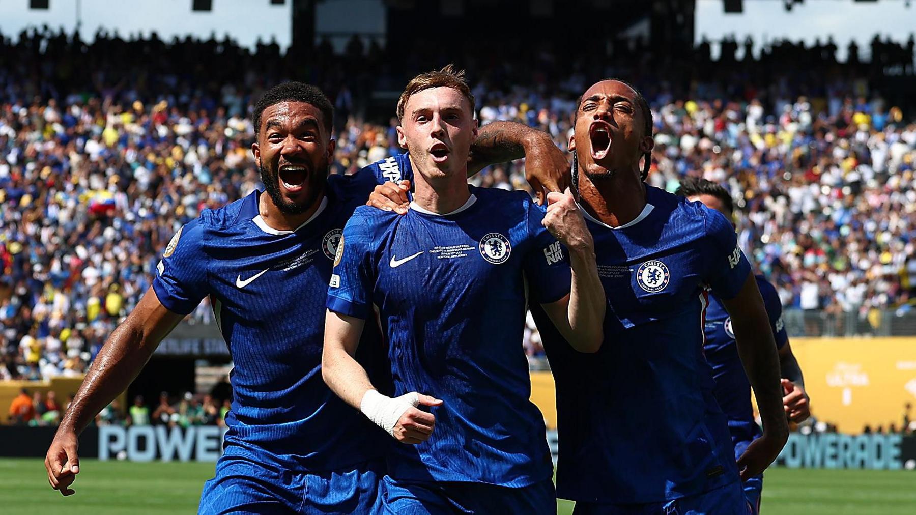 Chelsea players celebrate Cole Palmer goal