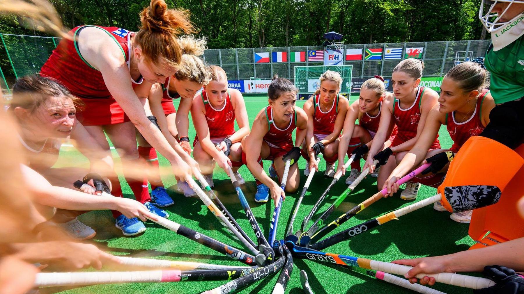 Beth Bingham (centre) addresses the Wales players