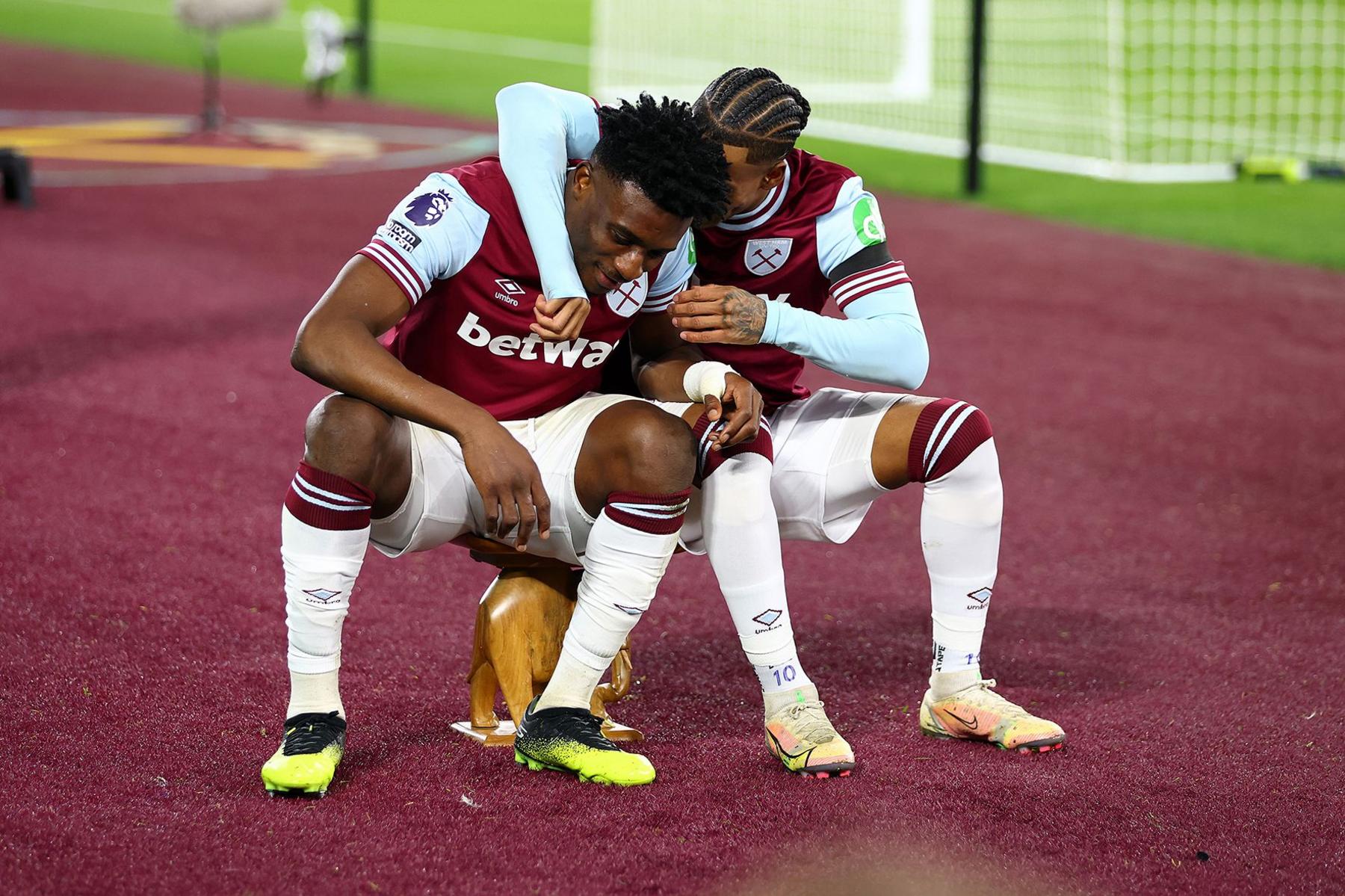 Mohammed Kudus of West Ham United celebrates scoring his team's first goal with teammate Crysencio Summerville during the Premier League match between West Ham United and Brighton & Hove Albion at London Stadium