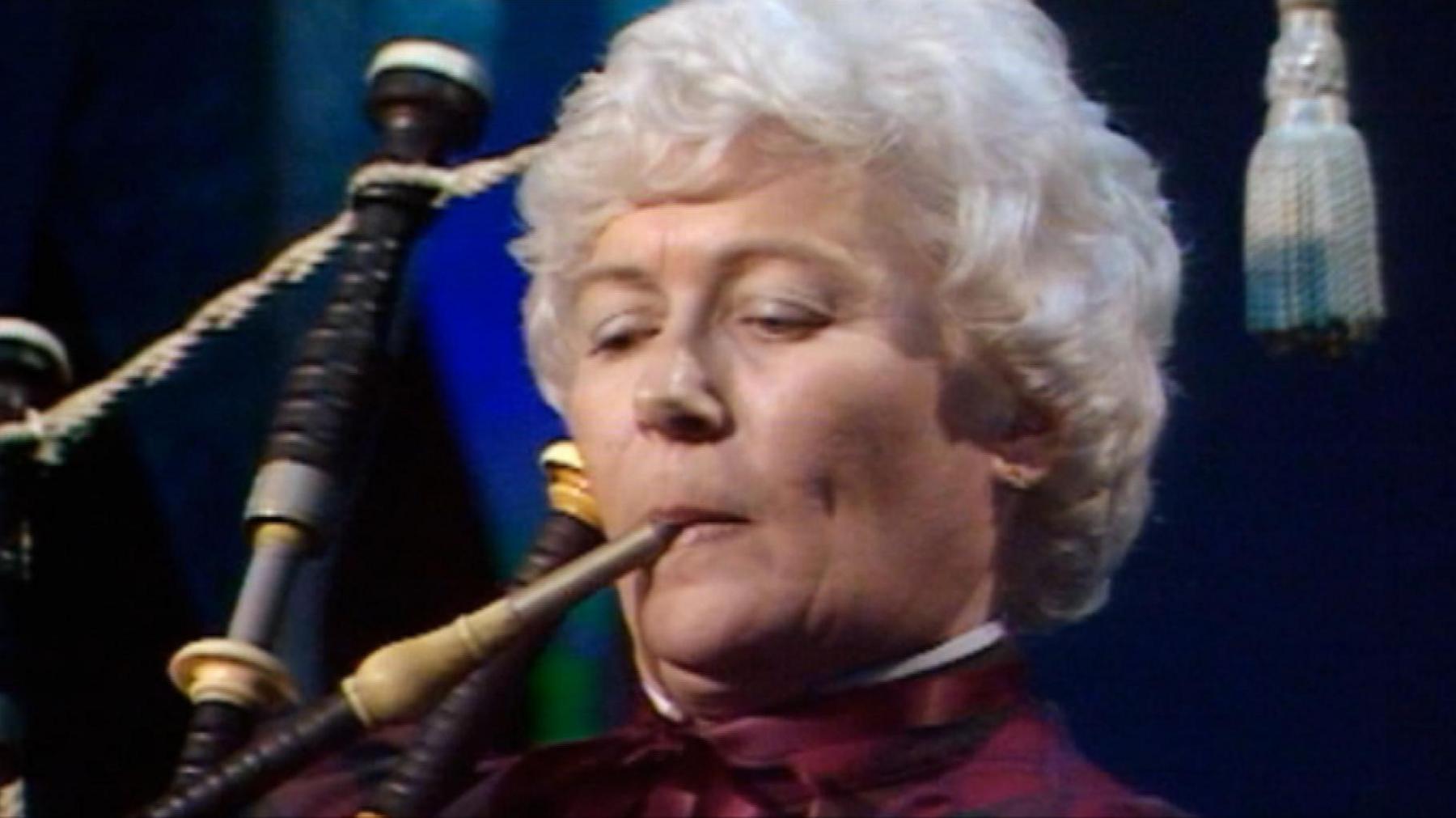 Rona Lightfoot a' seinn na pìoba 