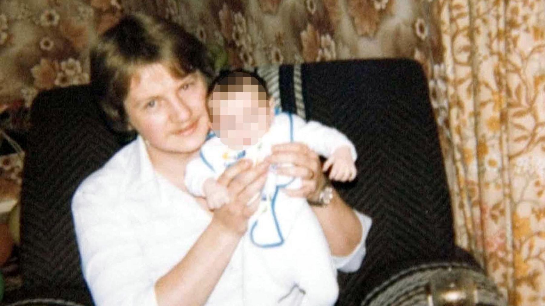 Steve Wright, një i rritur më i ri, ulet në një kolltuk. Ai mban në krahë një foshnjë, fytyra e së cilës është e turbullt. Wright ka flokë ngjyrë kafe dhe vesh një këmishë të bardhë.