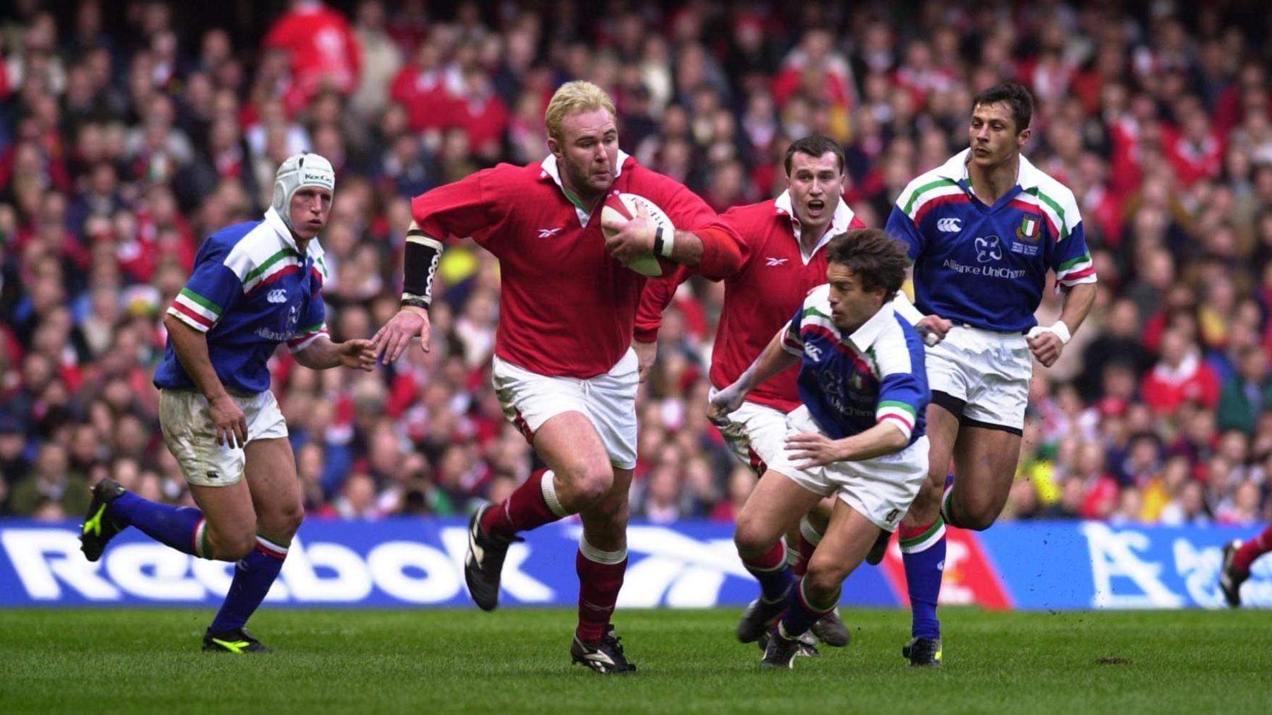 Scott Quinnell running with ball in hand against Italy in 2000