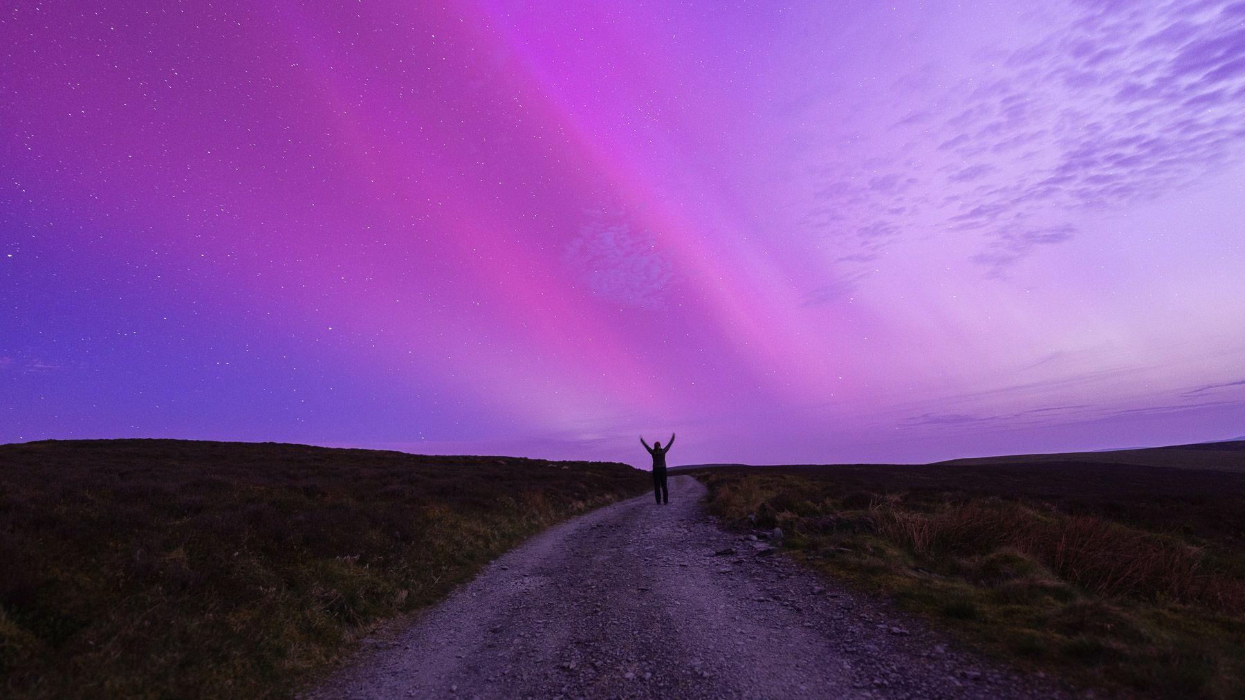 Awyr binc uwchlaw Mynyddoedd Cambrian