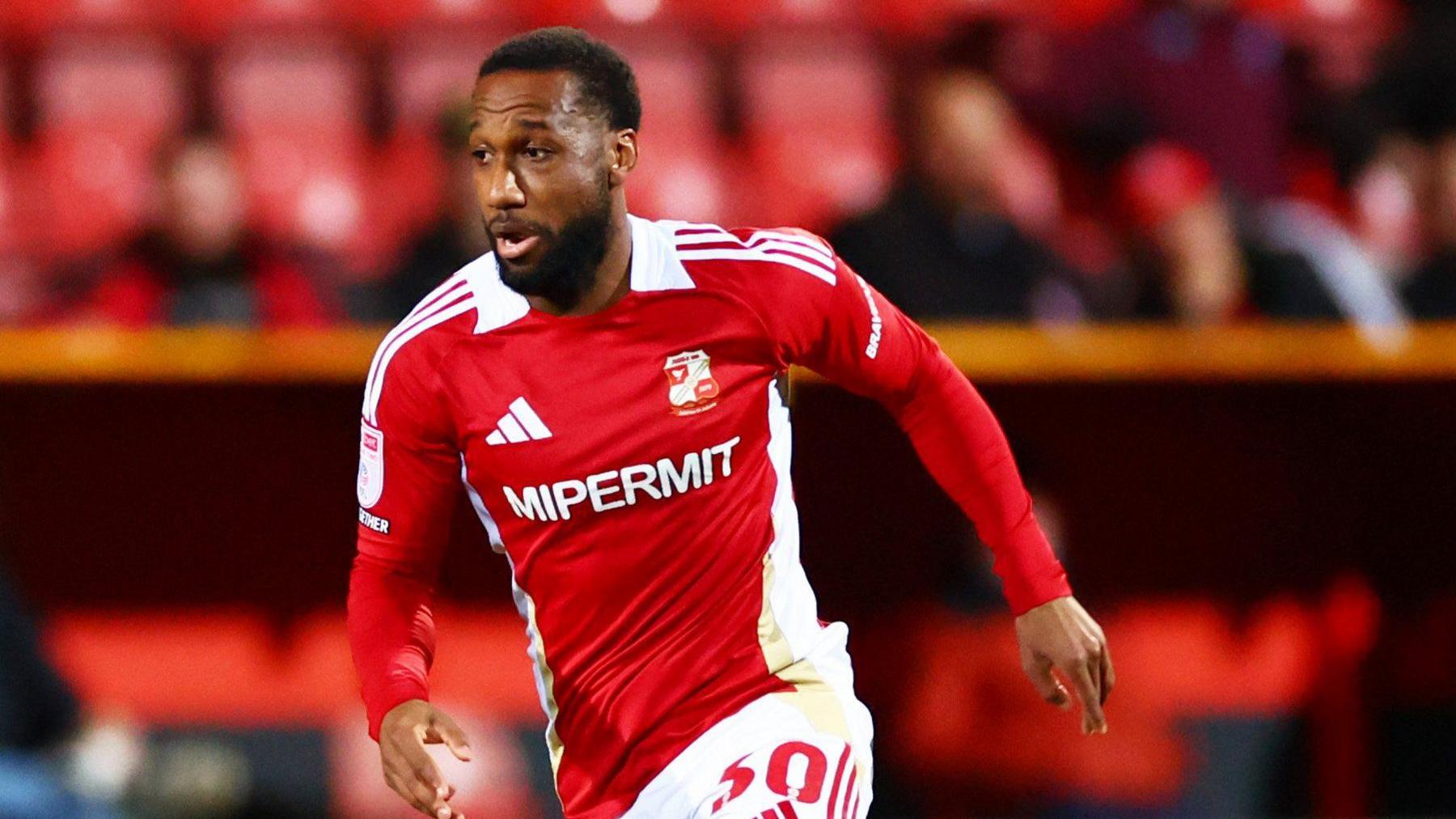 Junior Hoilett running on the pitch during a match for Swindon