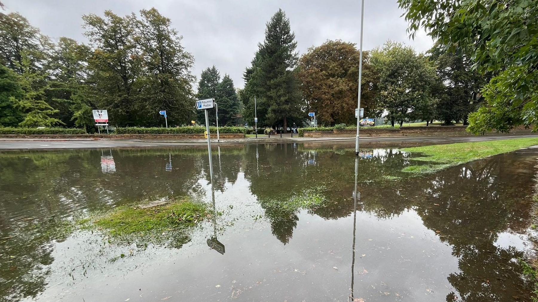 Northampton roads flood and events cancelled by heavy rain - BBC News