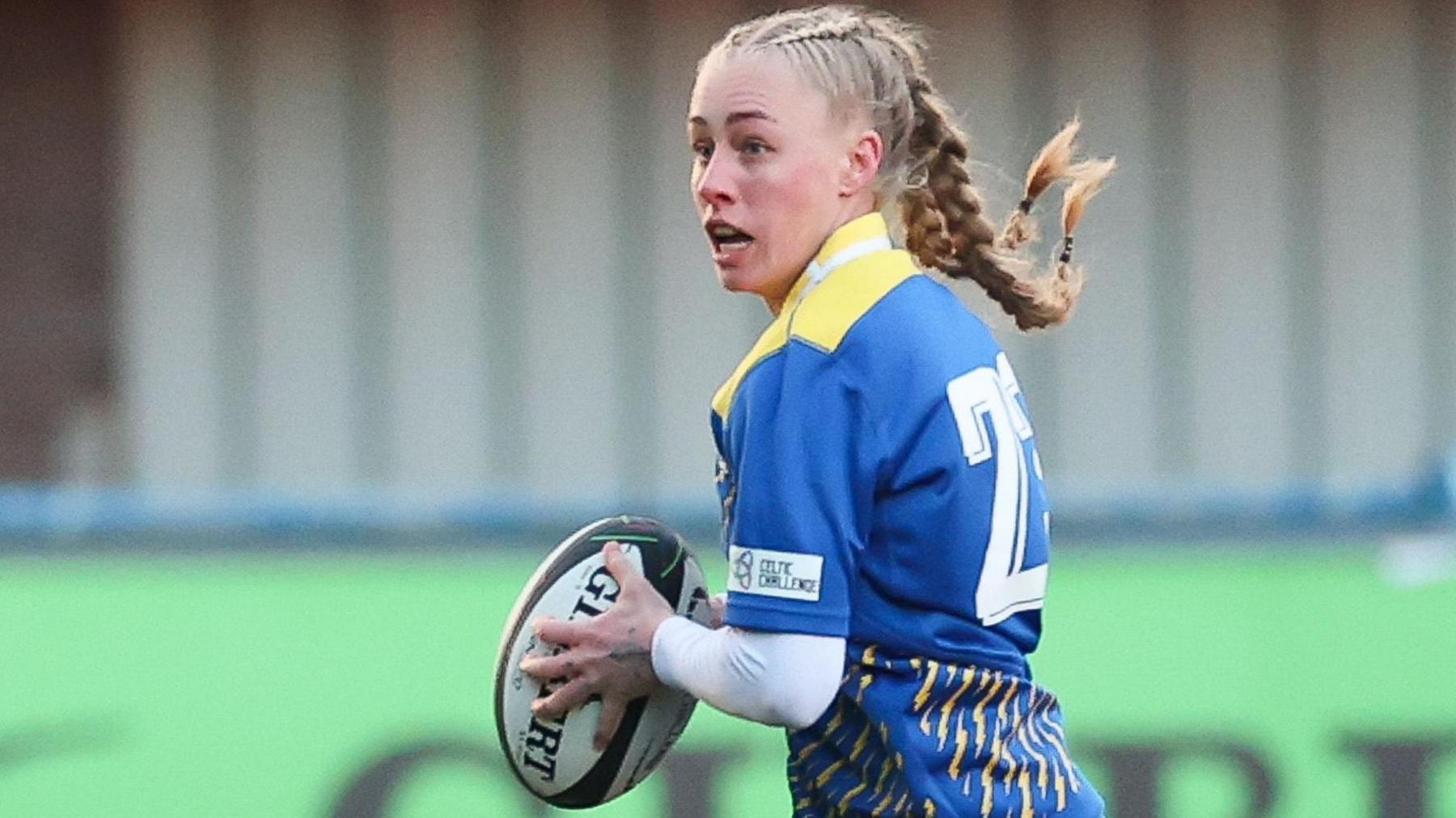 Nikita Prothero makes a break for Gwalia Lightning 