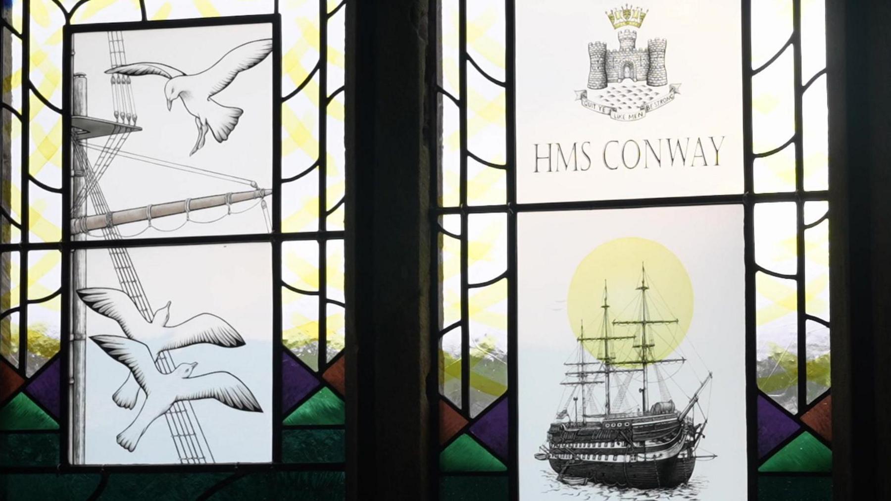 Ffenestr liw yn Eglwys Llanedwen