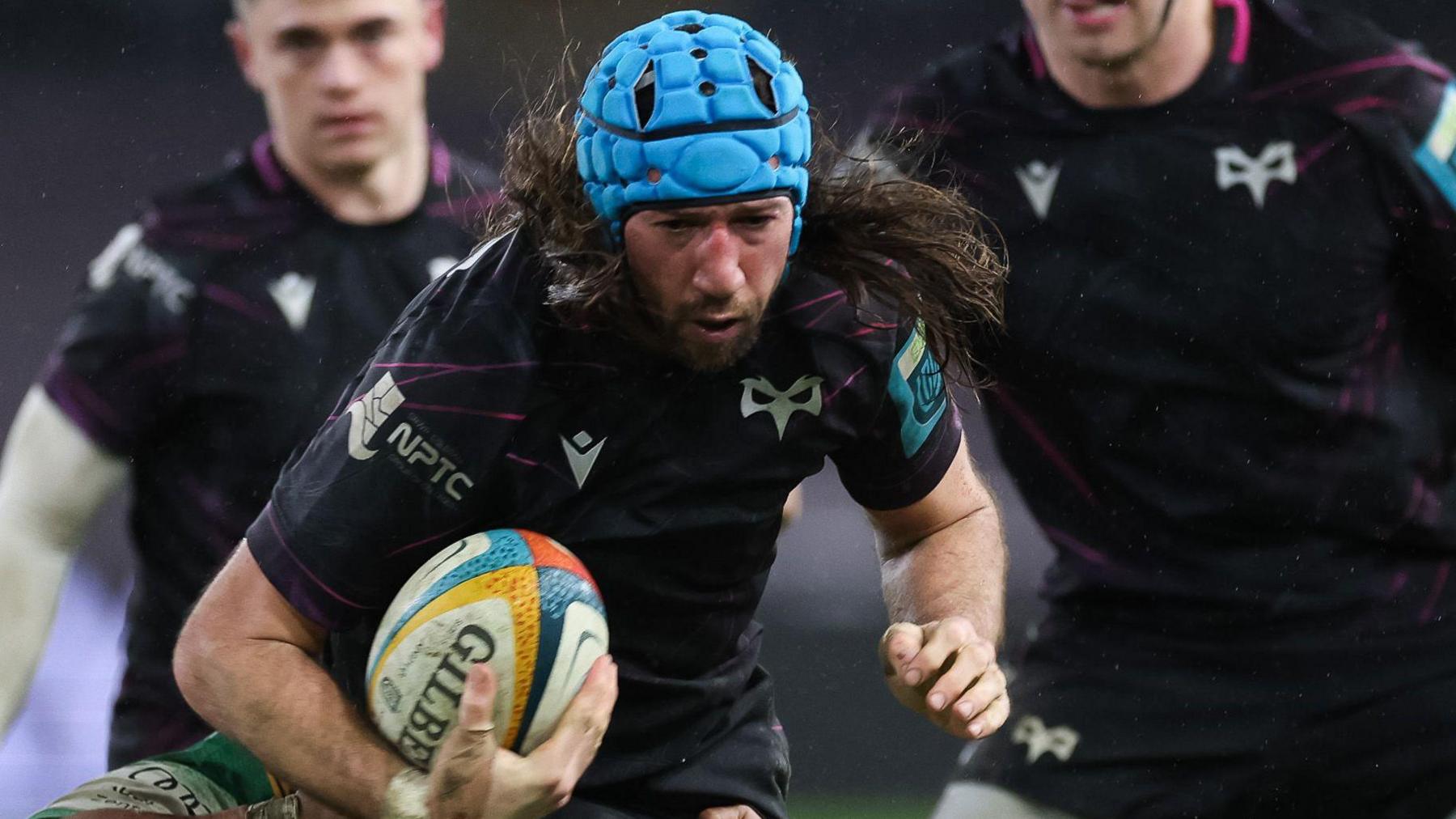 Justin Tipuric in possession for Ospreys