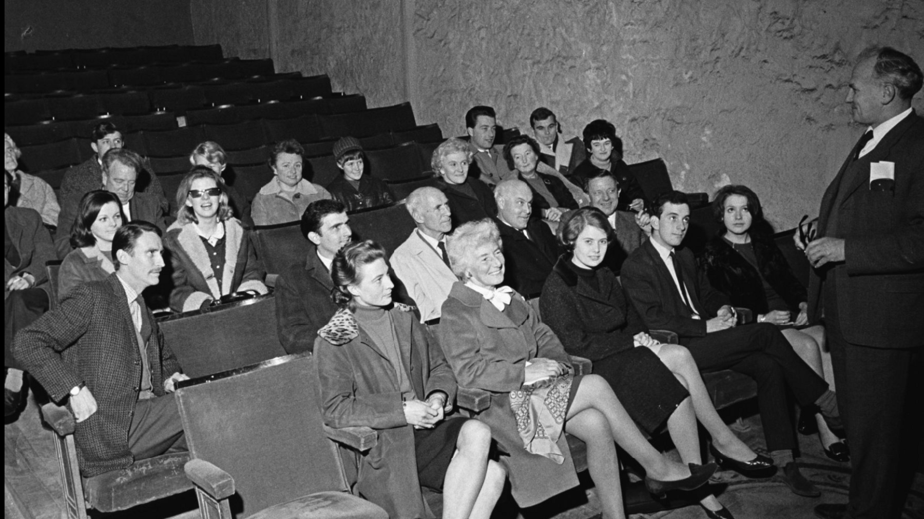 Mae Theatr Fach Llangefni wedi denu cynulleidfaoedd o bell ac agos dros y blynyddoedd