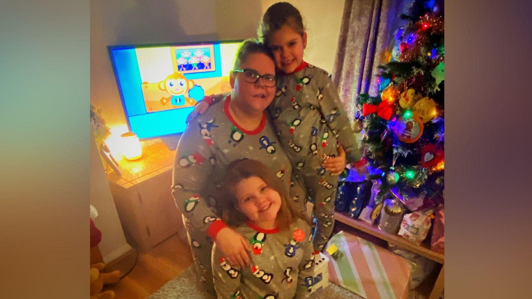 Ruth Jones gyda'i phlant o flaen y goeden Nadolig