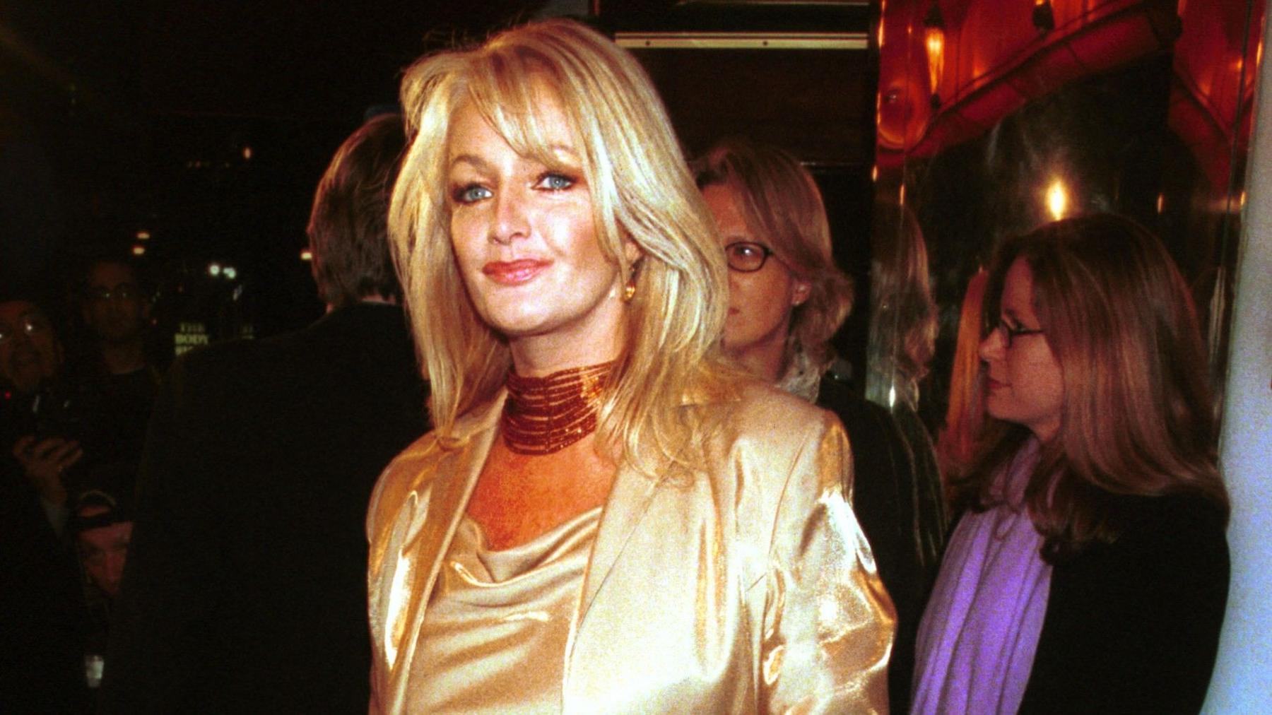 Bonnie Tyler yn y parti cyn y briodas