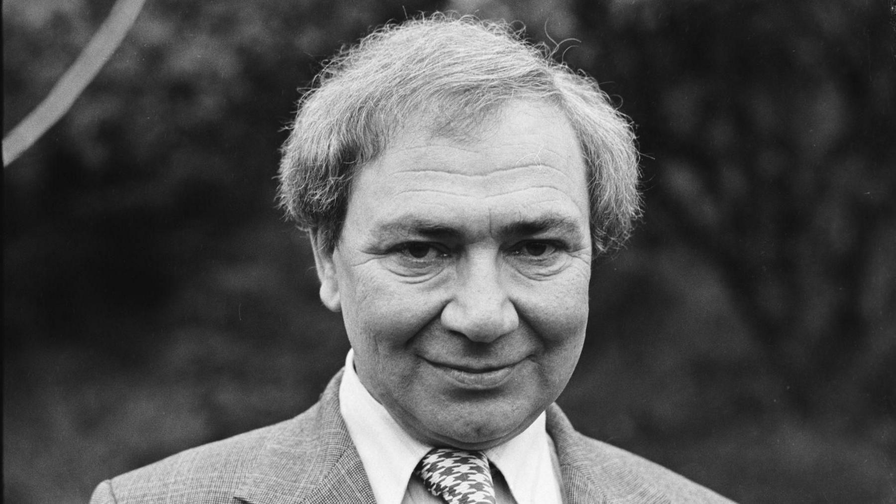 Y darlledwr a'r llenor T Glynne Davies a gafodd ei eni yn 1926