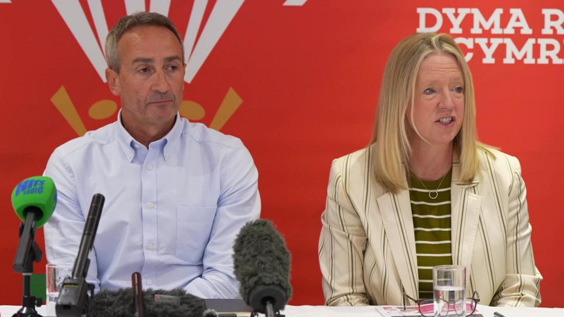 Dave Reddin ac Abi Tierney yn ystod cynhadledd newyddion Undeb Rygbi Cymru ddydd Mercher