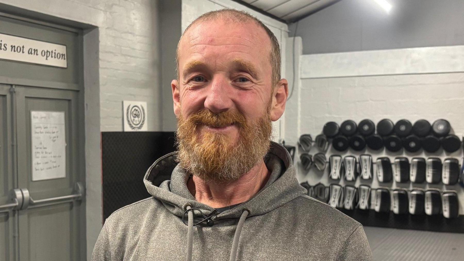 Chris Rees sefydlodd grwp ar-lein Sober Ninjas a grwp Caffi'r Ogia ym Mhenllyn